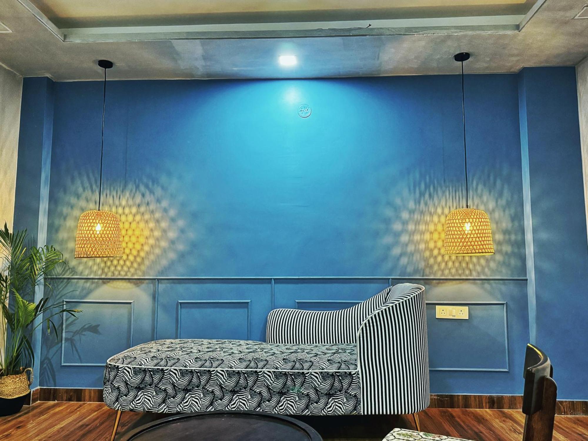Urban Elegance In Heart Apartment