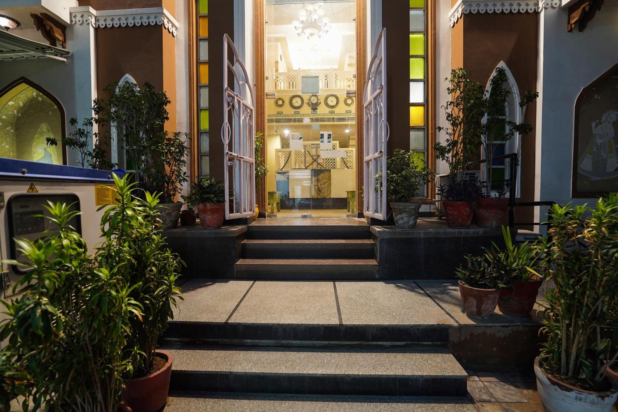 Super Townhouse Mansarovar Near Metro Station Hotel 4*