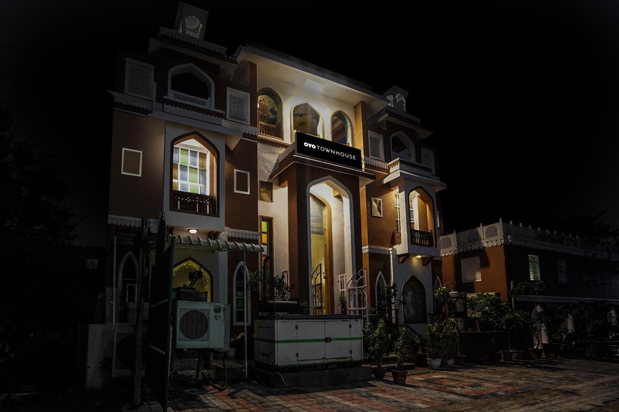 Super Townhouse Mansarovar Near Metro Station 4*