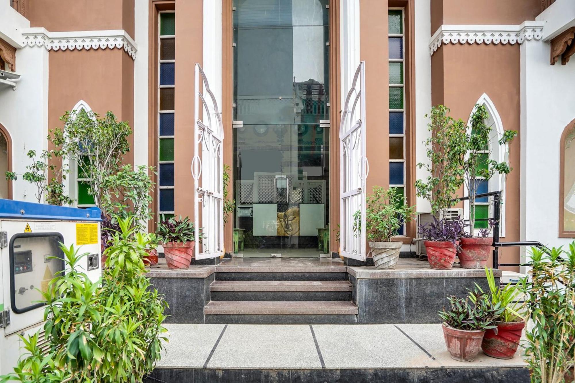 Hotel Super Townhouse Mansarovar Near Metro Station 4*