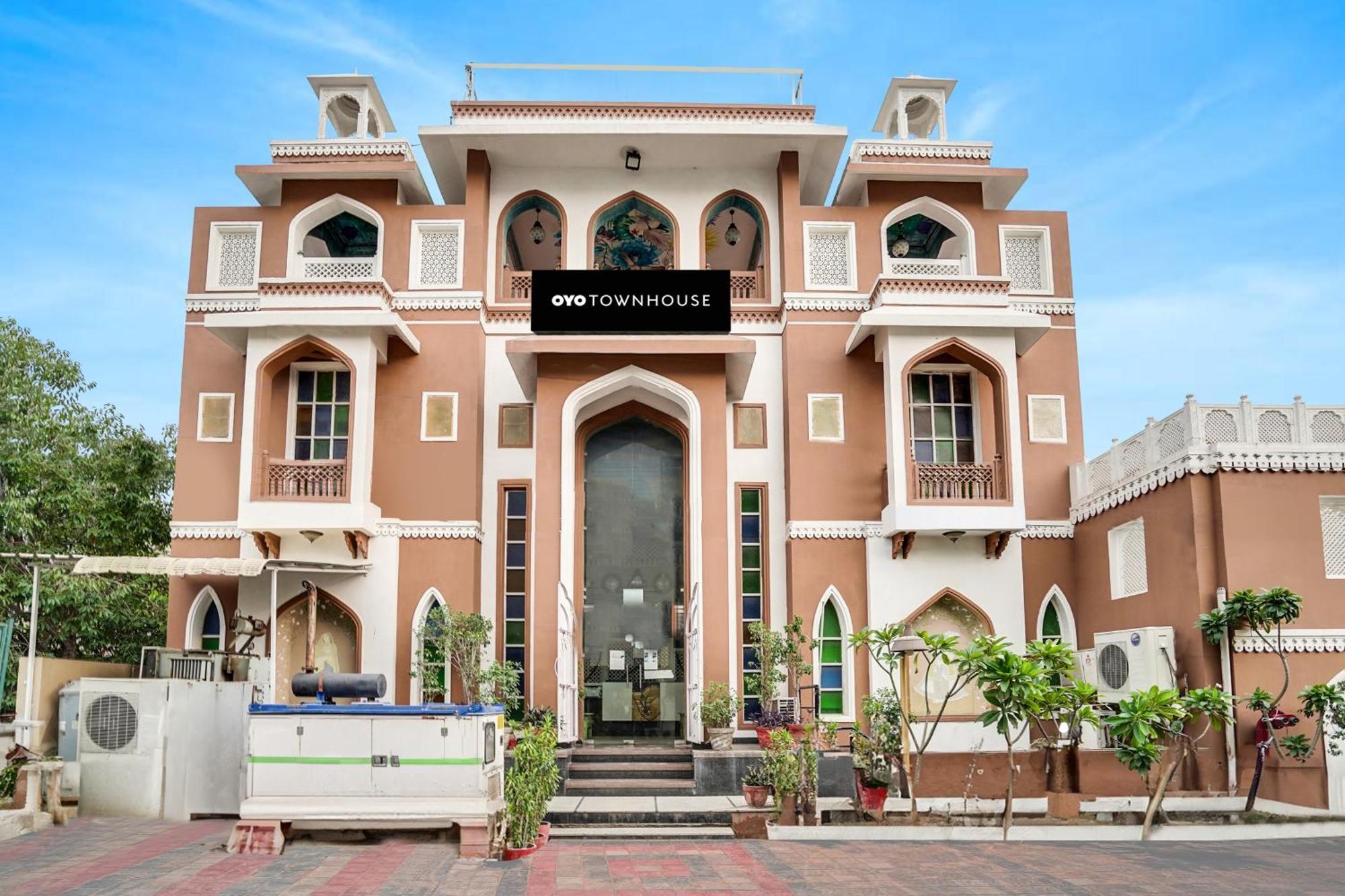 Super Townhouse Mansarovar Near Metro Station 4*