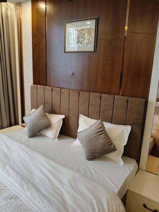 Luxury Apartment *