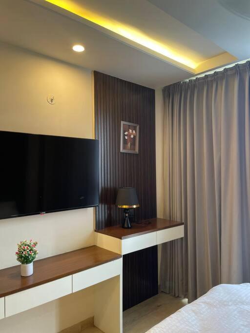 Luxury Apartment *