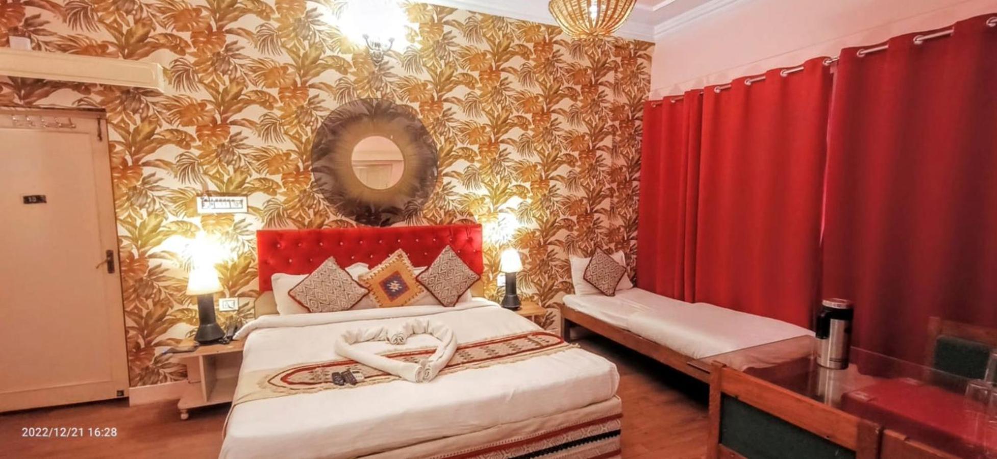 Pink Palace 3*