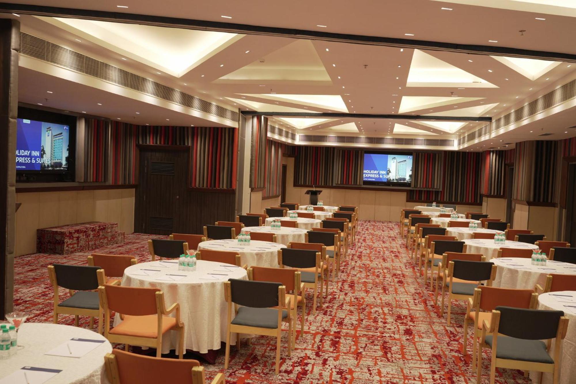 Express & Gopalpura Hotel 4*