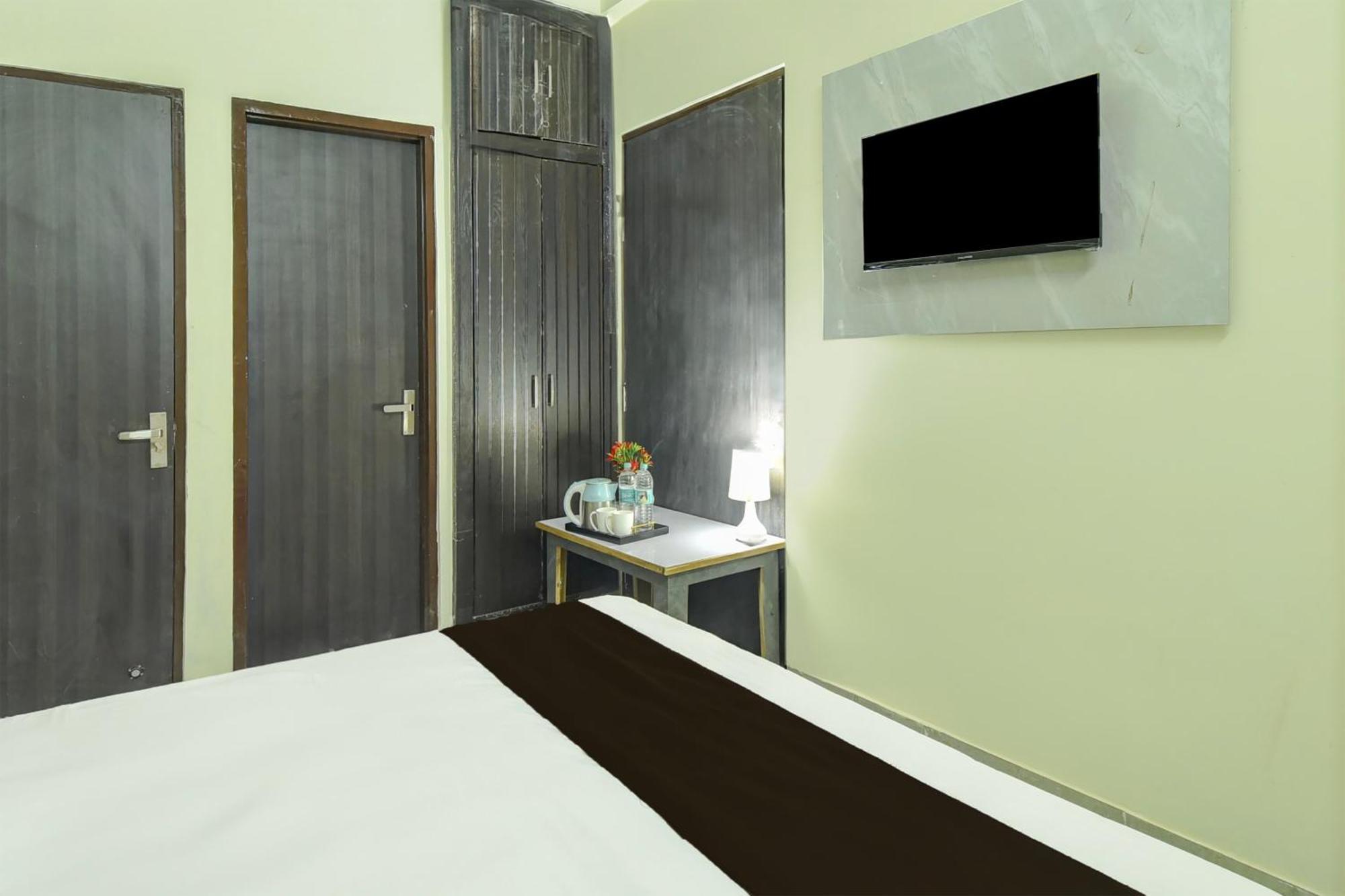 O Veeru Aana Hotel
