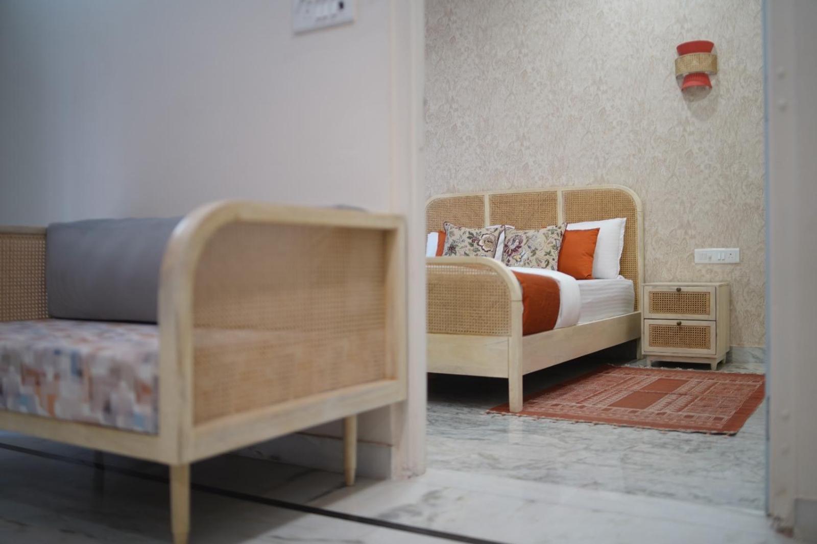 The Little Experience, Apartment *