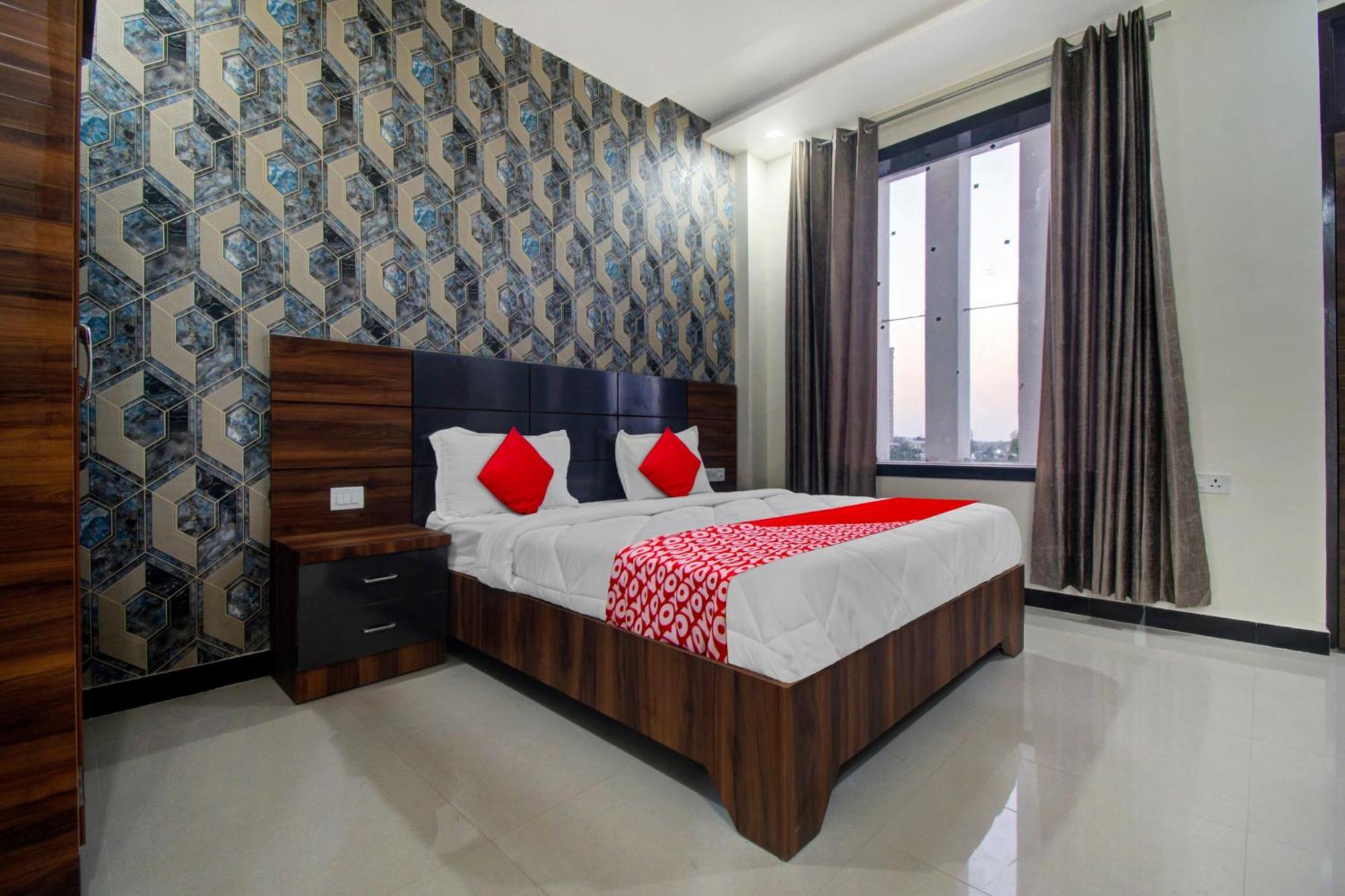 O Om Palace 3*