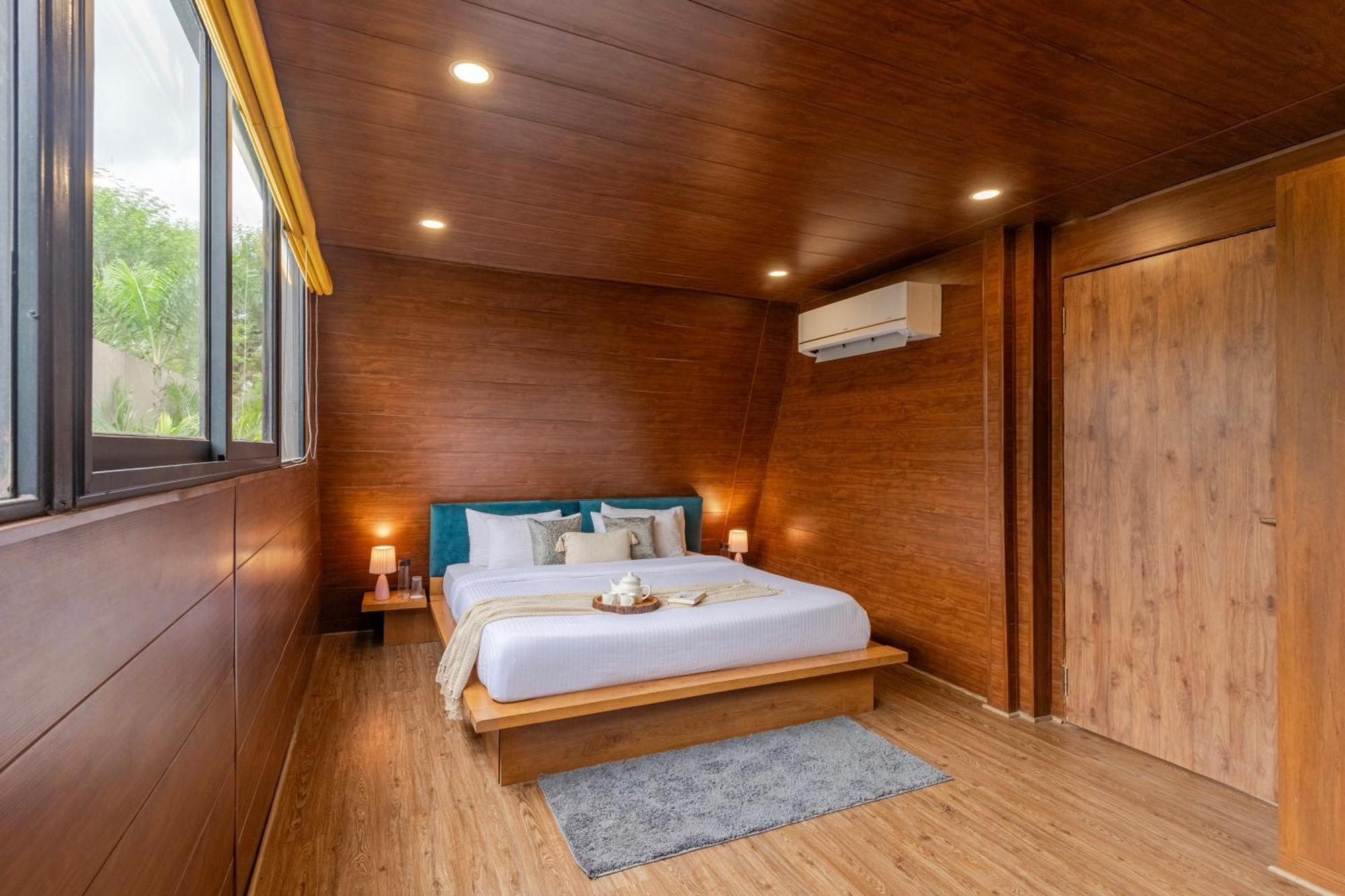 Elivaas 7bhk Oakwood Manor With Pools & Lush Garden Villa