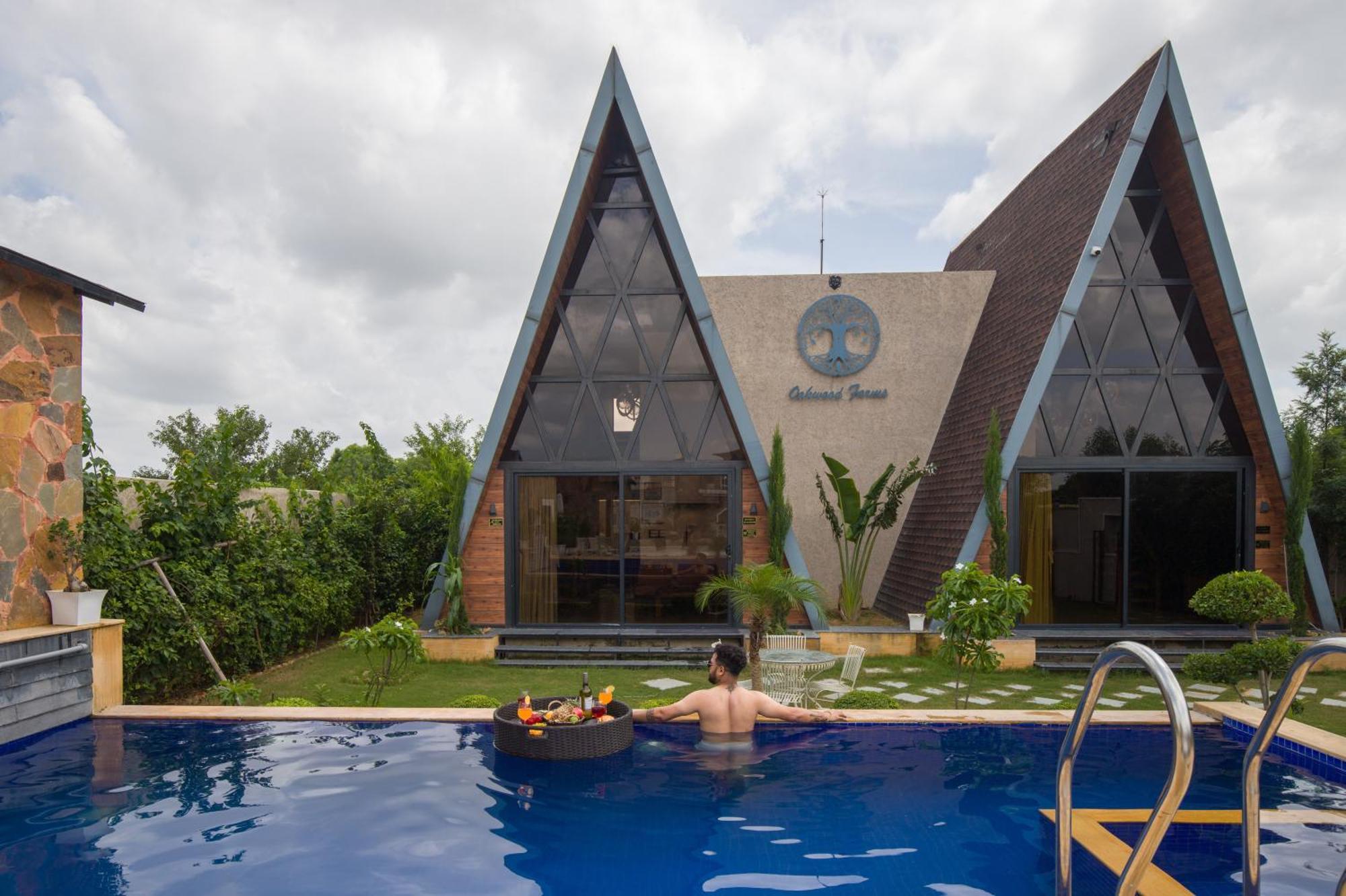 Villa Elivaas 7bhk Oakwood Manor With Pools & Lush Garden