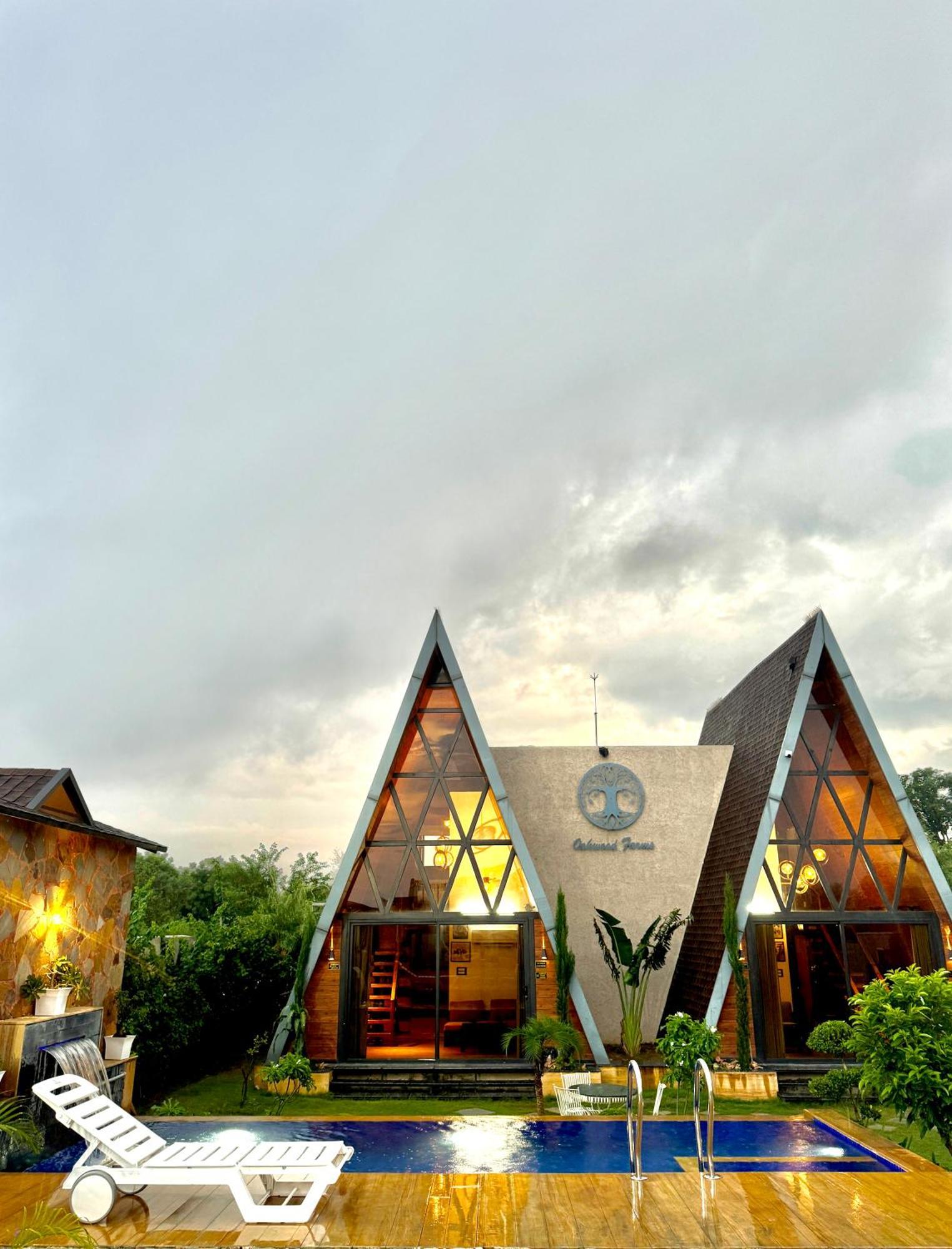 Villa Elivaas 7bhk Oakwood Manor With Pools & Lush Garden