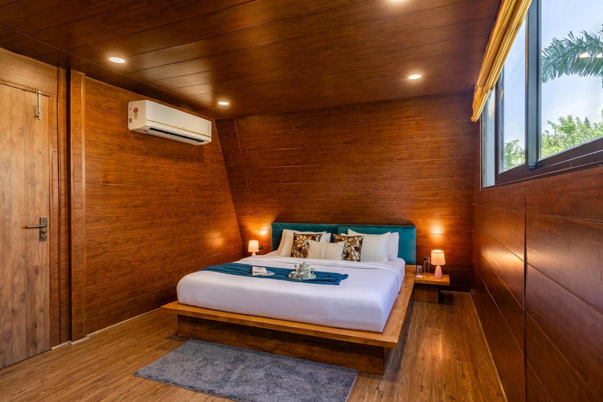 Elivaas 7bhk Oakwood Manor With Pools & Lush Garden Villa Jaipur