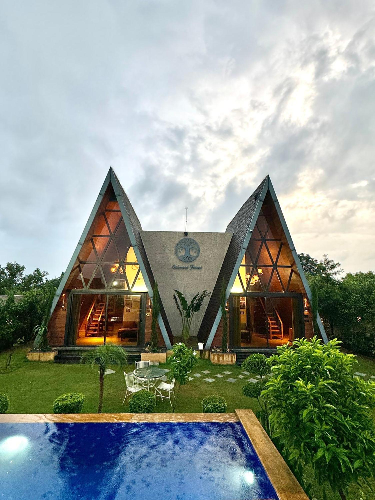 Villa Elivaas 7bhk Oakwood Manor With Pools & Lush Garden