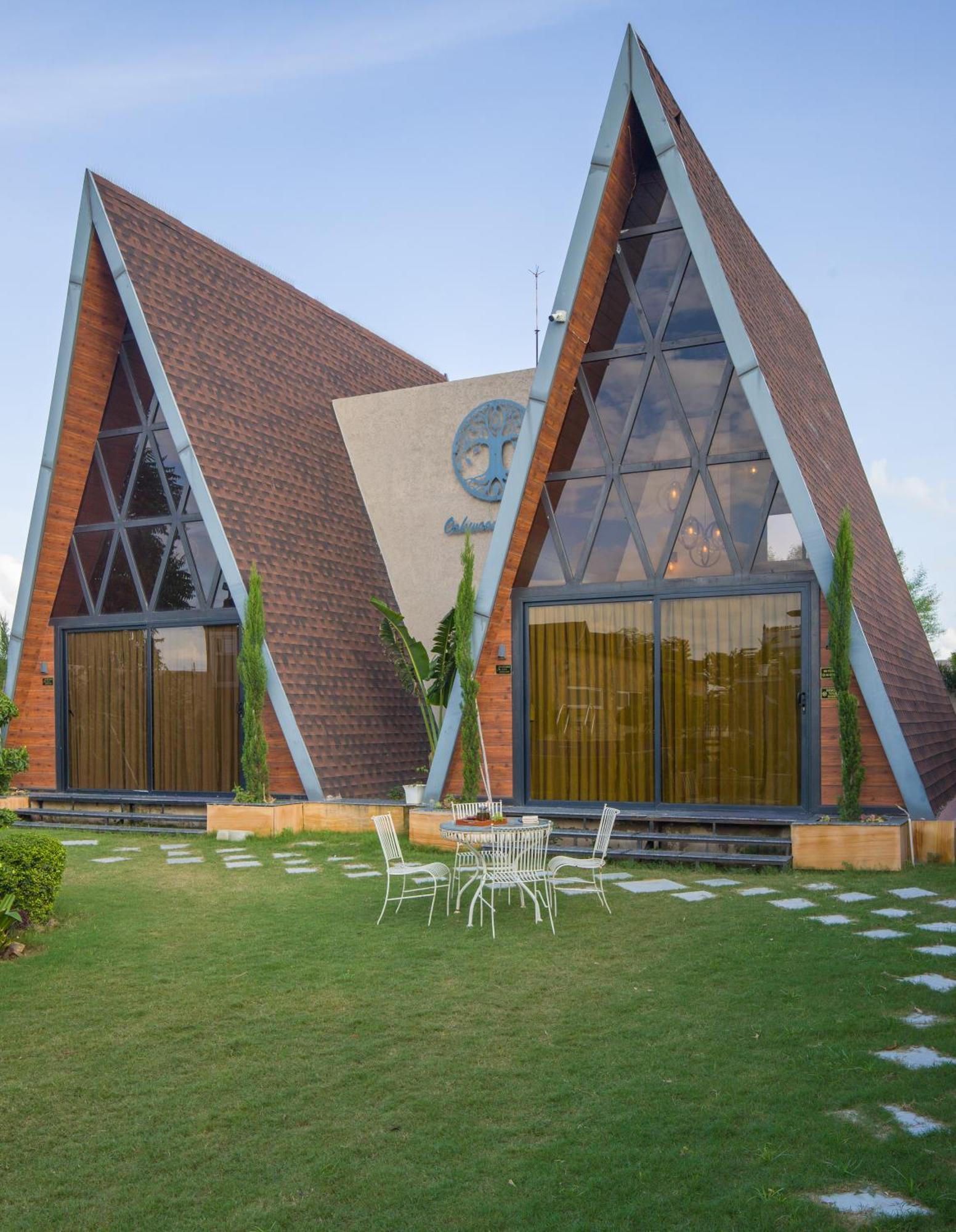 Elivaas 7bhk Oakwood Manor With Pools & Lush Garden Villa Jaipur