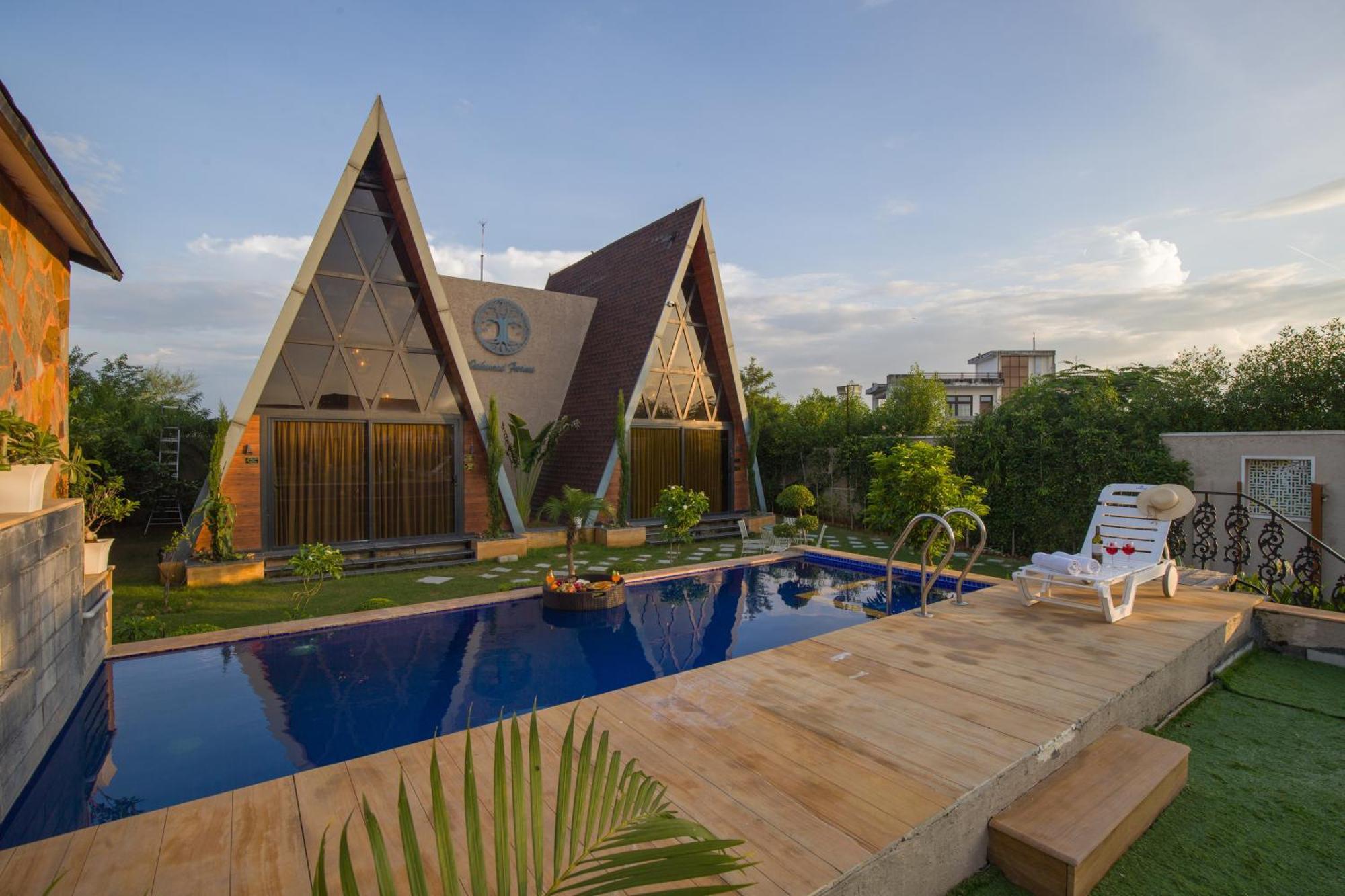 Villa Elivaas 7bhk Oakwood Manor With Pools & Lush Garden *