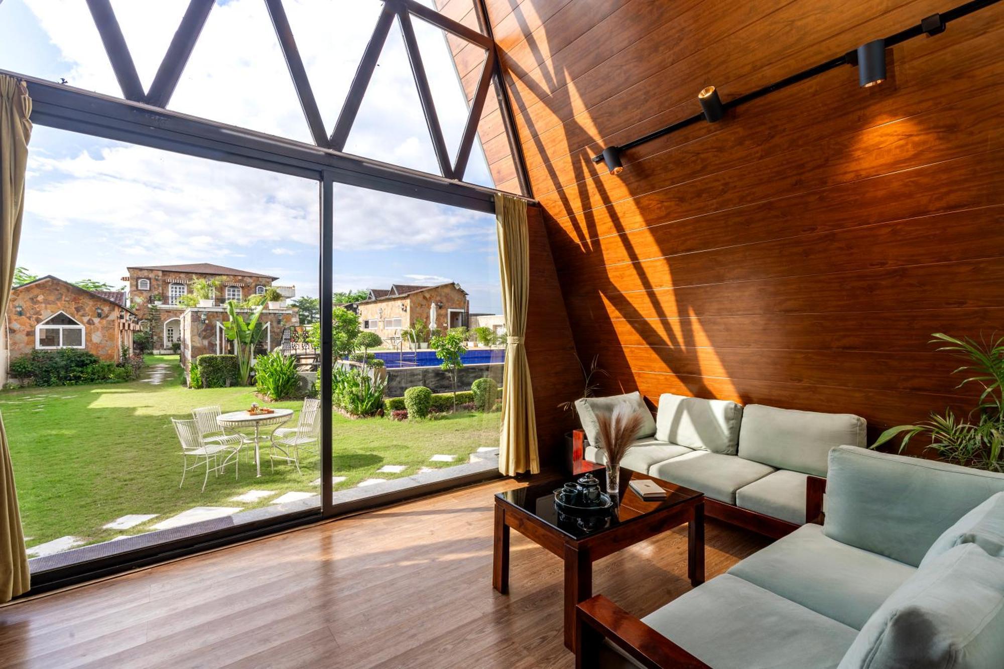 Elivaas 7bhk Oakwood Manor With Pools & Lush Garden *