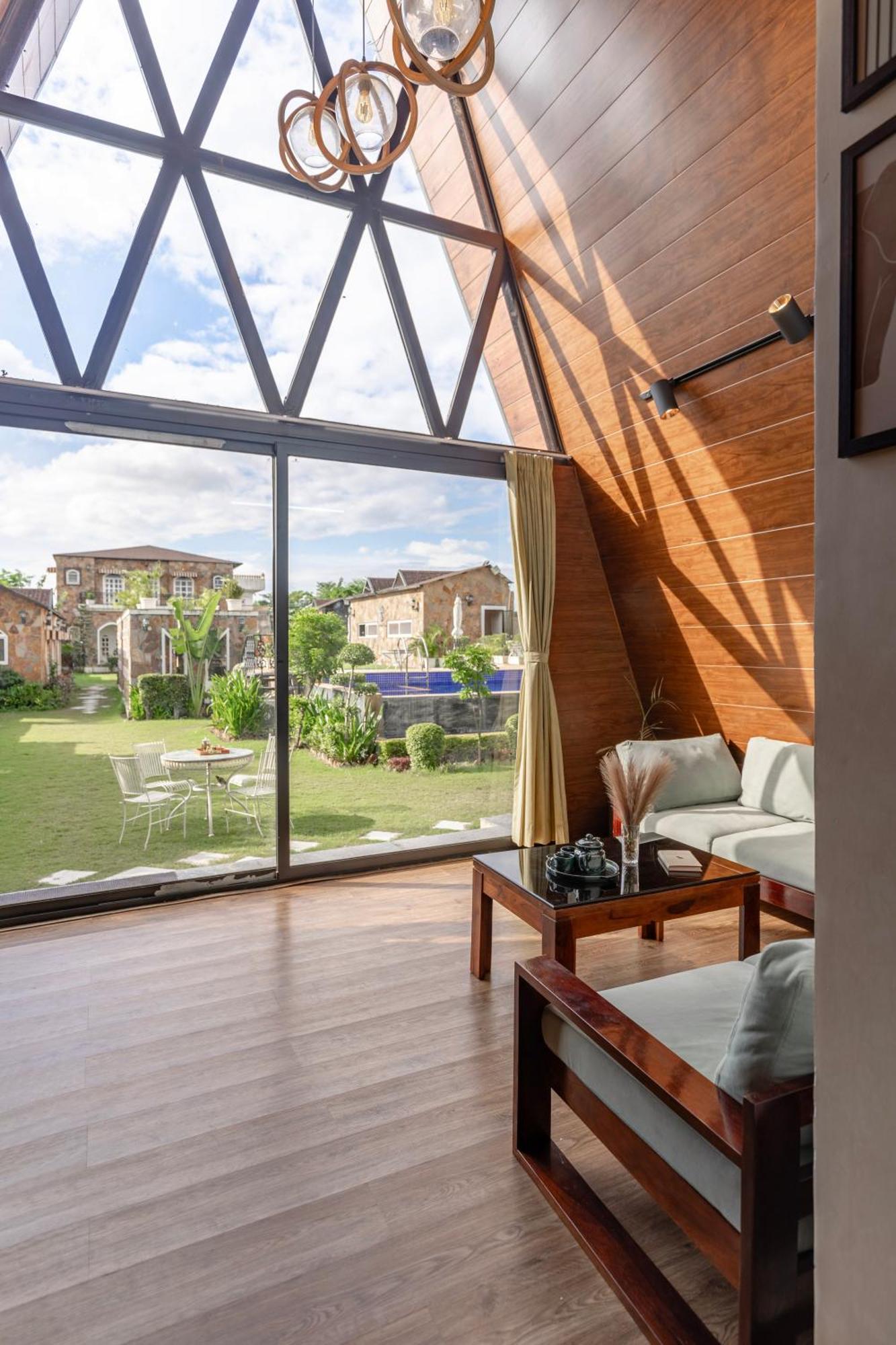Elivaas 7bhk Oakwood Manor With Pools & Lush Garden