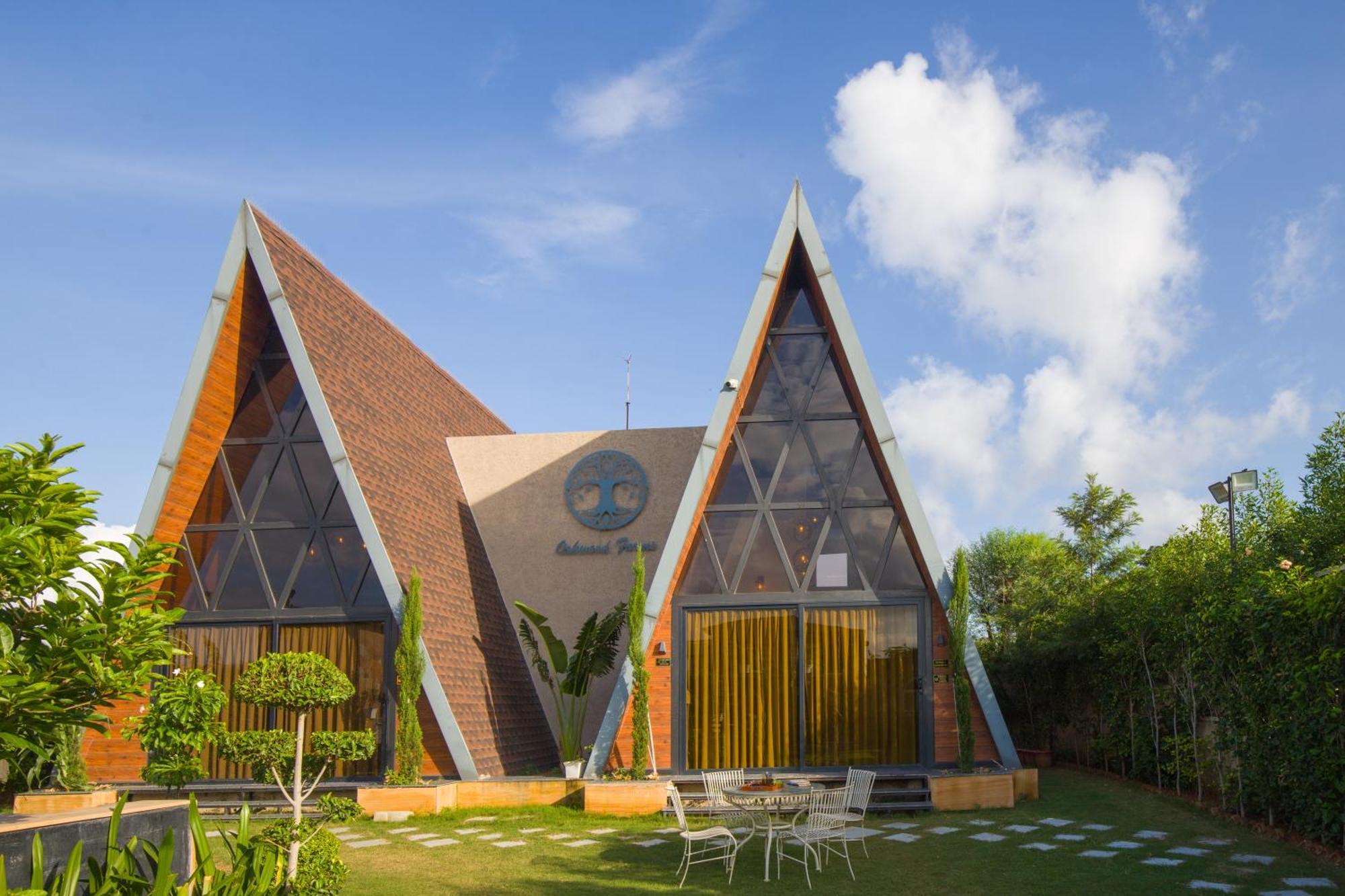 Villa Elivaas 7bhk Oakwood Manor With Pools & Lush Garden