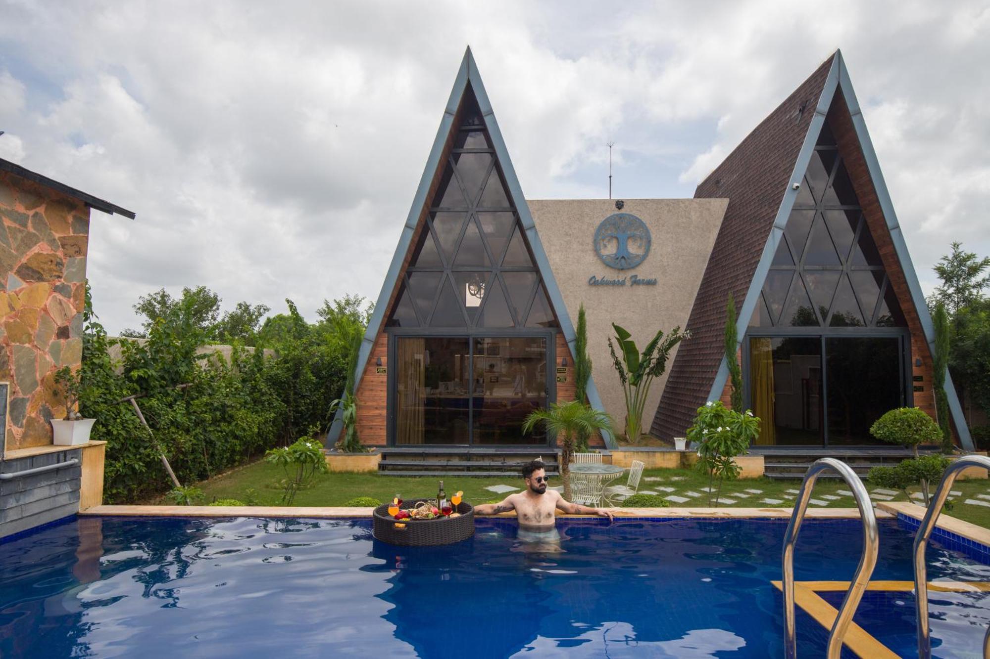 Villa Elivaas 7bhk Oakwood Manor With Pools & Lush Garden *