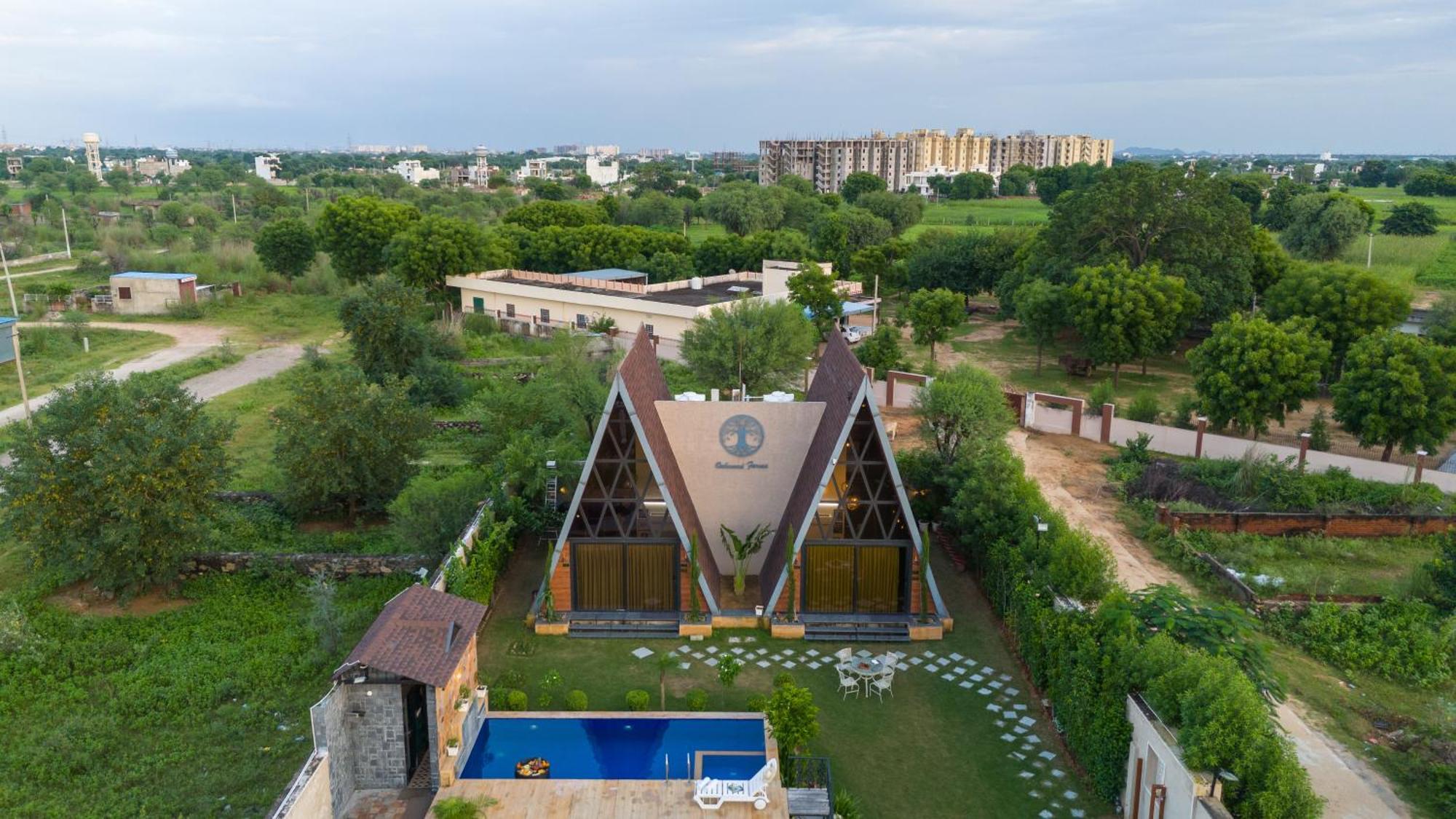 Elivaas 7bhk Oakwood Manor With Pools & Lush Garden *