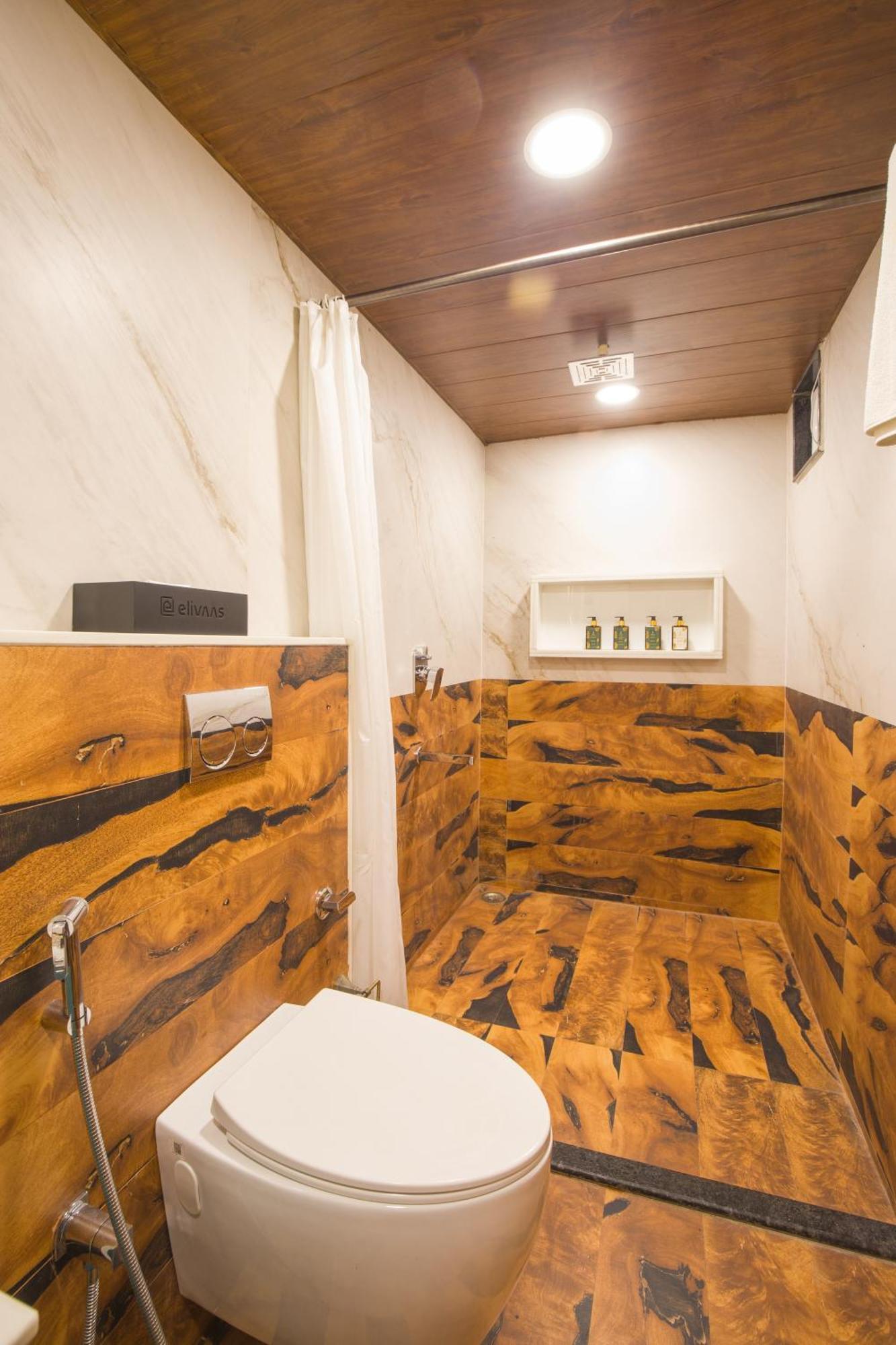 Elivaas 7bhk Oakwood Manor With Pools & Lush Garden