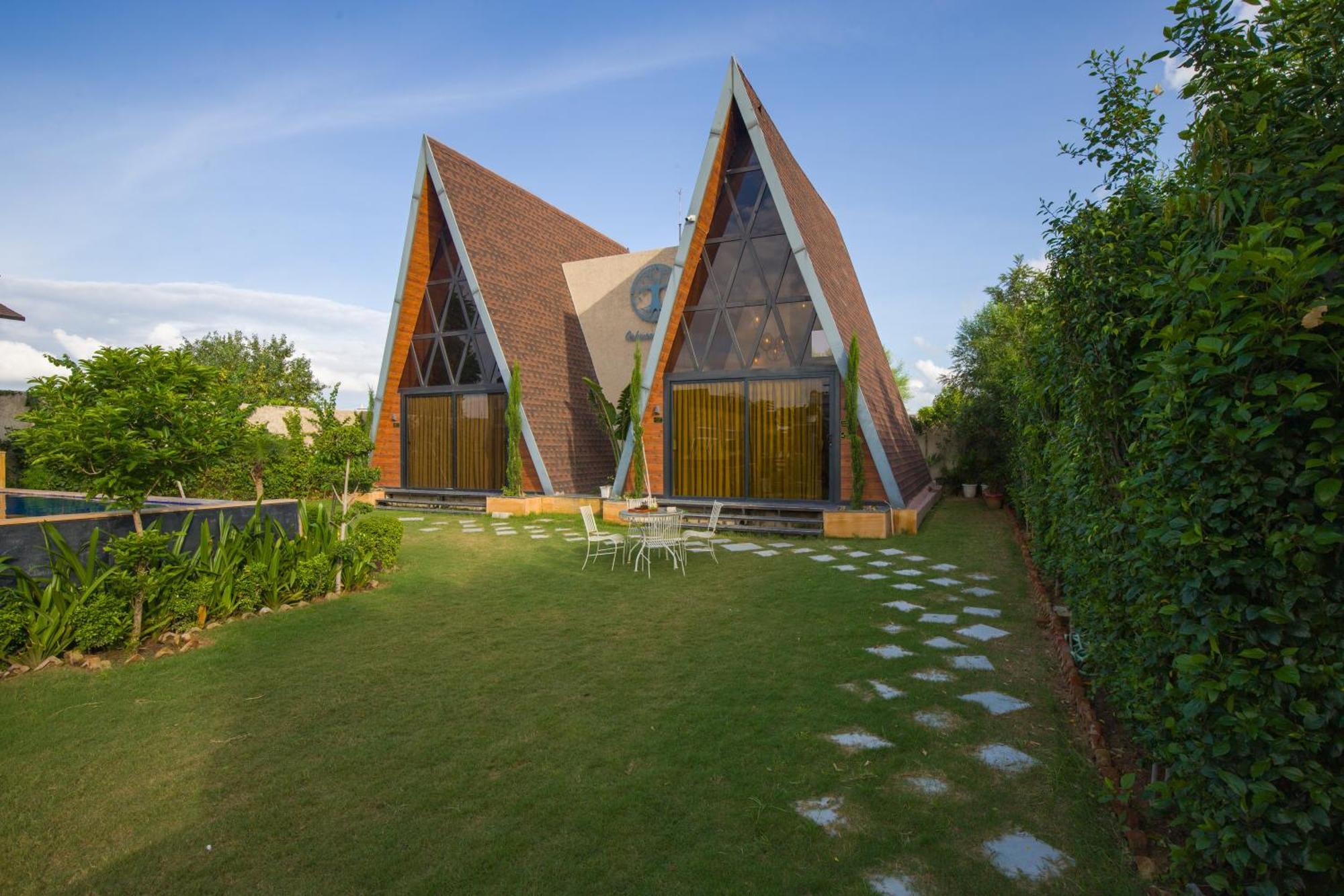 Elivaas 7bhk Oakwood Manor With Pools & Lush Garden