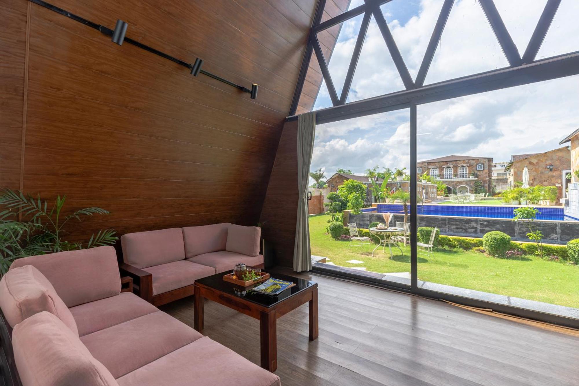 Elivaas 7bhk Oakwood Manor With Pools & Lush Garden Villa
