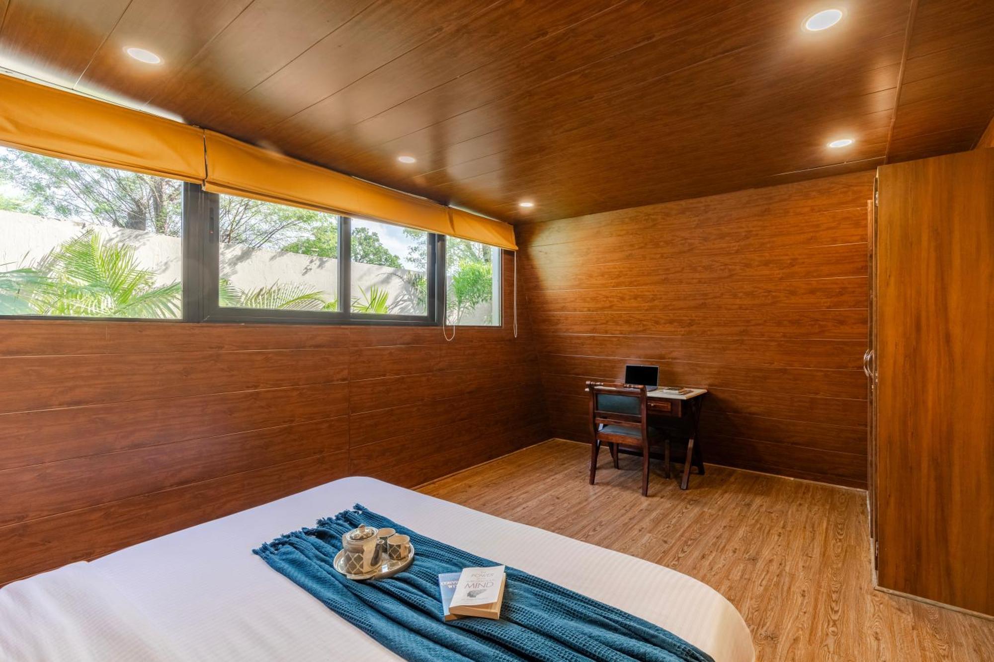 Elivaas 7bhk Oakwood Manor With Pools & Lush Garden