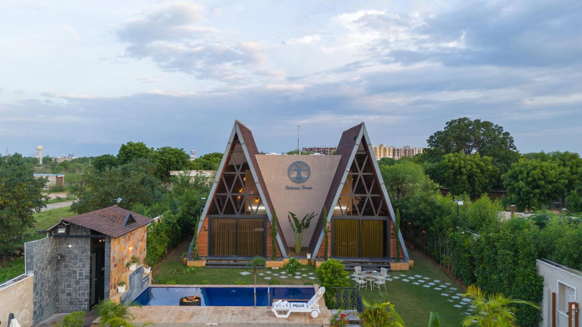 Villa Elivaas 7bhk Oakwood Manor With Pools & Lush Garden