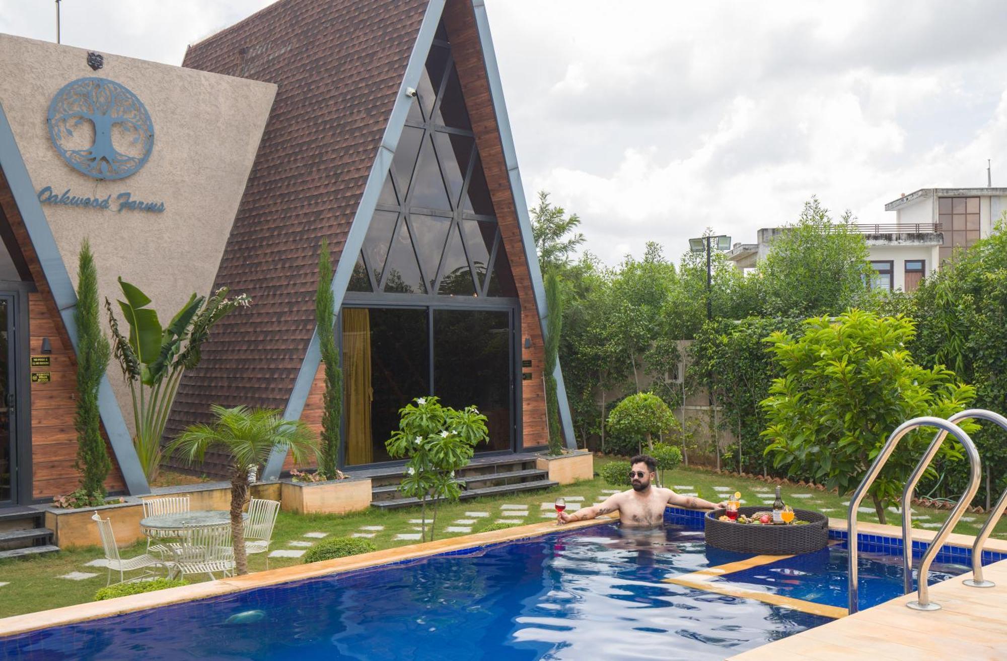 Villa Elivaas 7bhk Oakwood Manor With Pools & Lush Garden *
