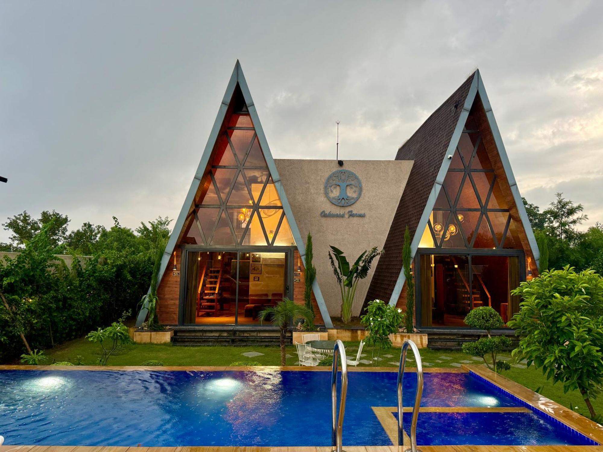 Elivaas 7bhk Oakwood Manor With Pools & Lush Garden Jaipur