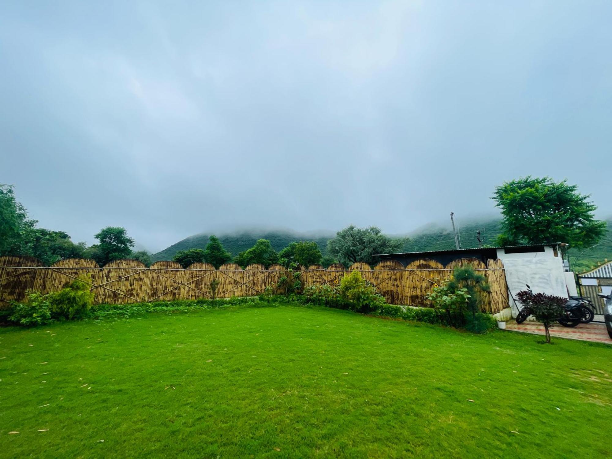 Hotel The Hill View - Swimming Pool & Jaipur