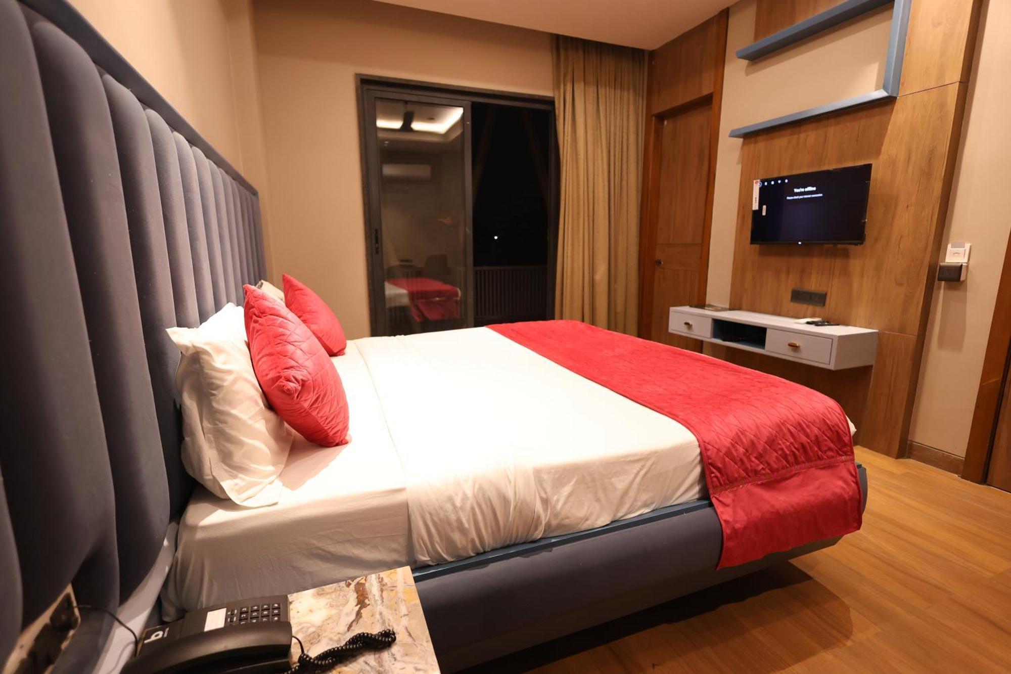 Hotel The Heeraj 3*