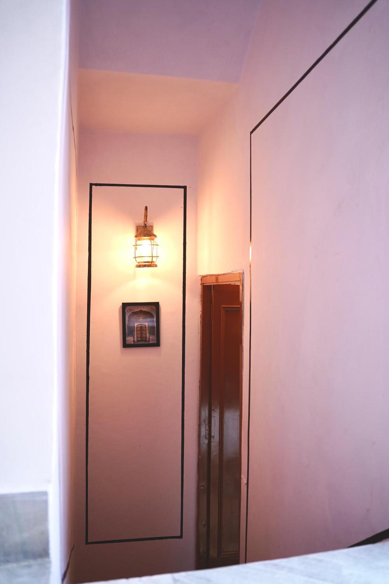 Seasoned Jaipur-live In A 100-year-old Apartment *