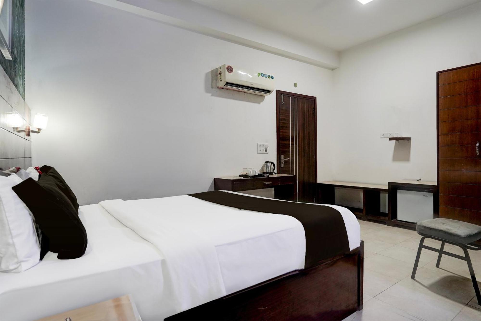 Super O Krishna Nagar Near Sawai Man Singh Stadium Hotel 4*