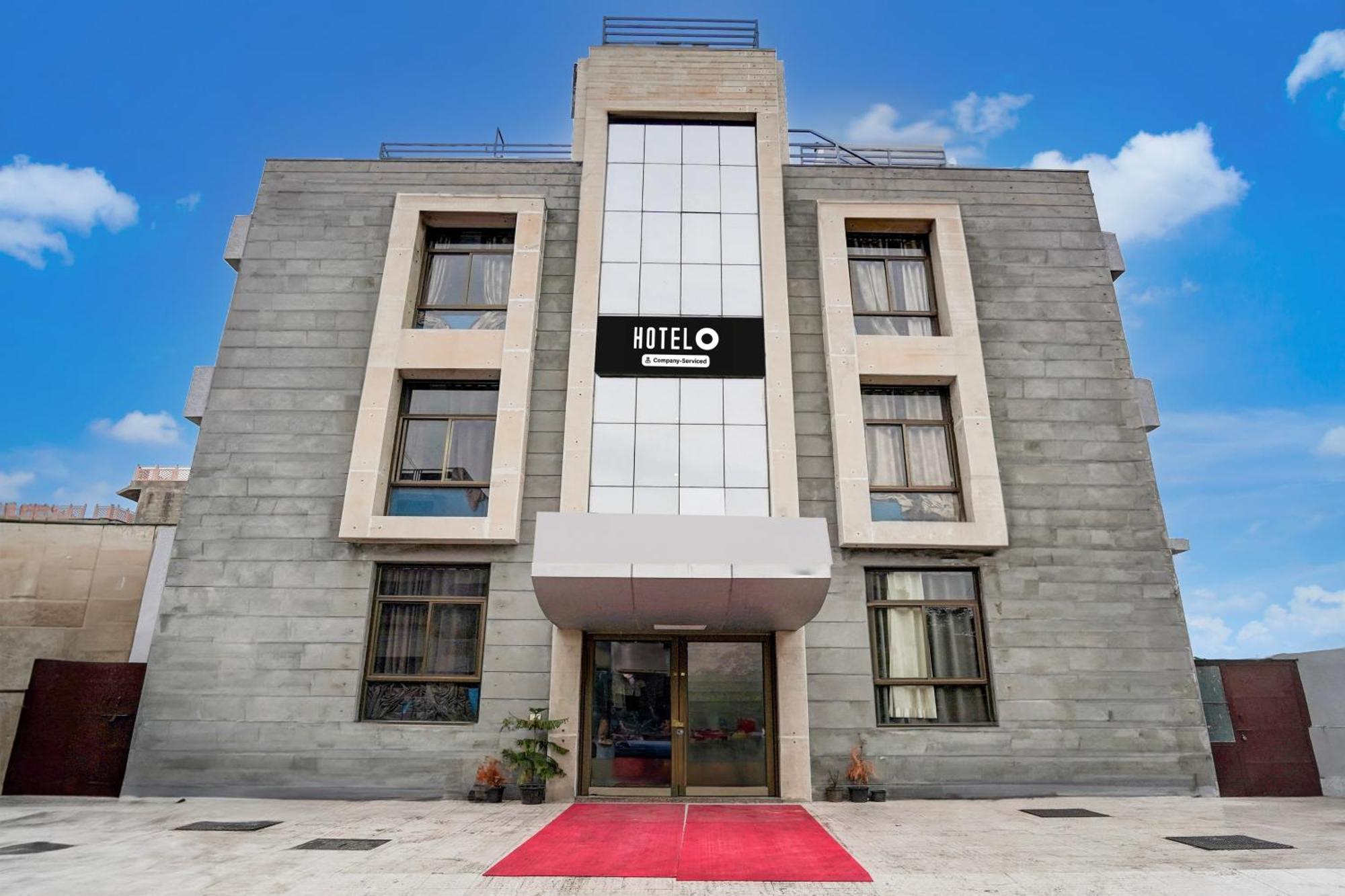 Super O Krishna Nagar Near Sawai Man Singh Stadium Hotel 4*