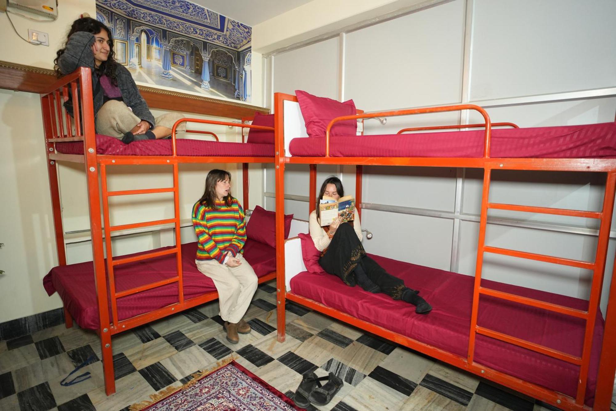 Hostel Travellers Village *