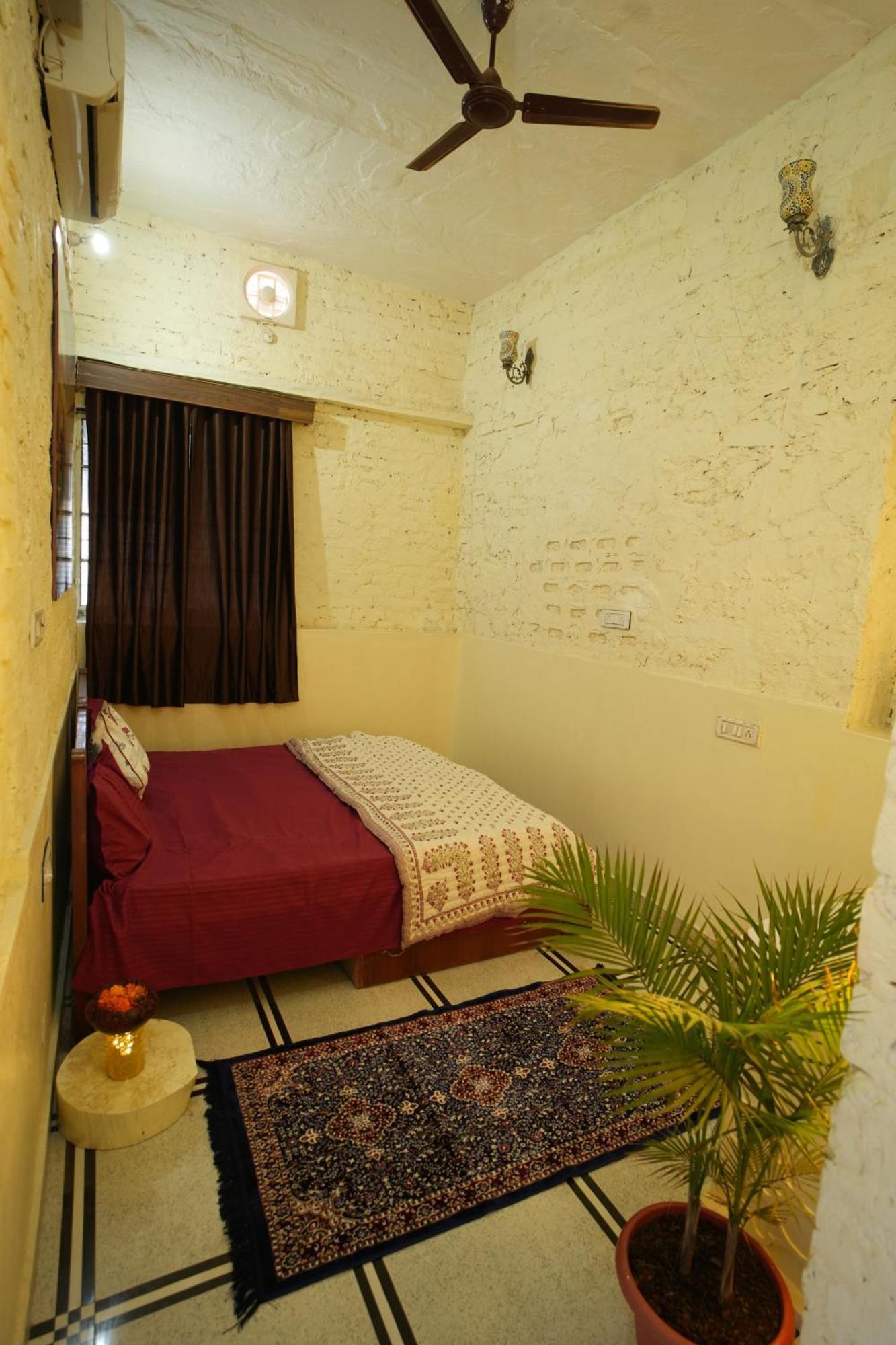 Hostel Travellers Village *