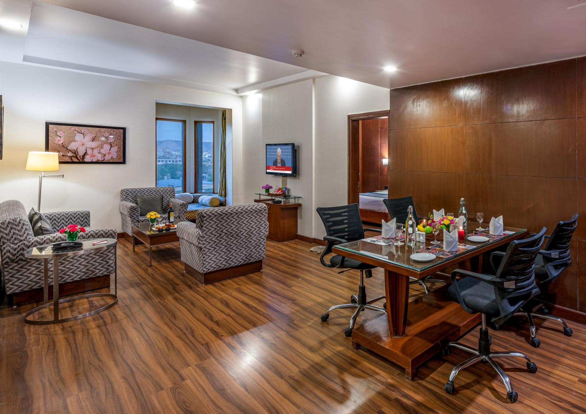 Hotel Lords Plaza 3*