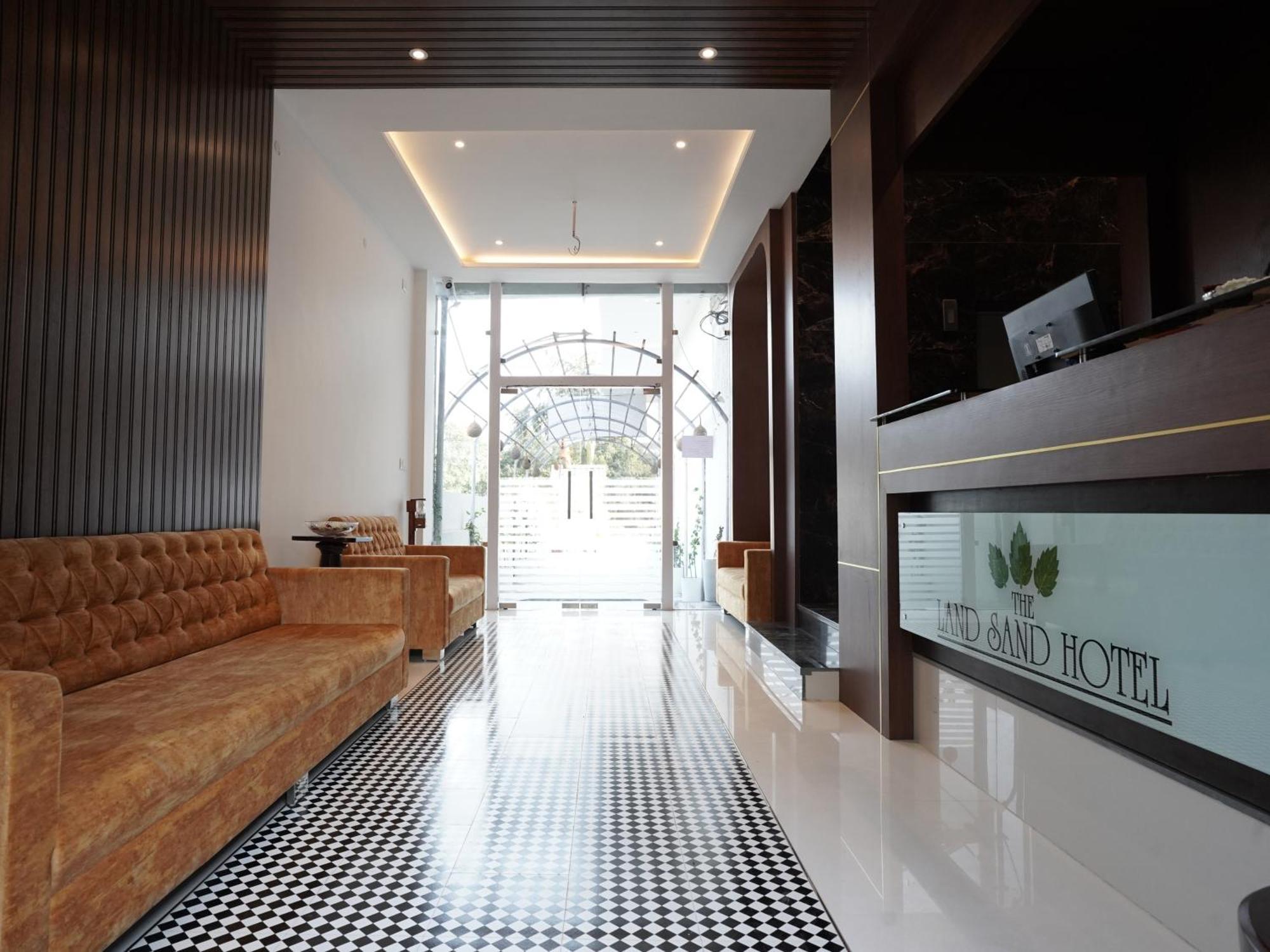 Hotel The Land 3*