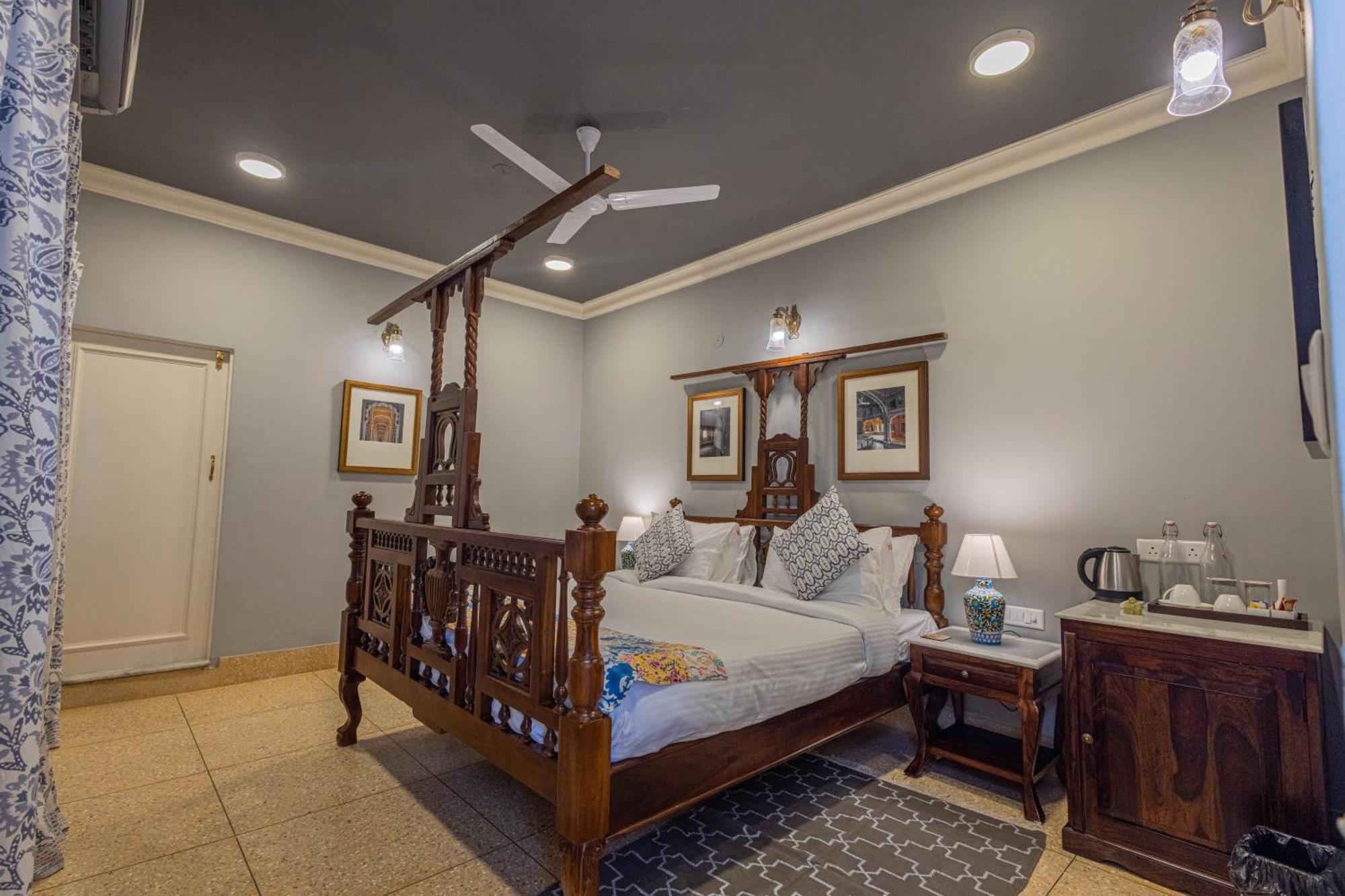 Sheel Mahal- Near Hawa Mahal 4*