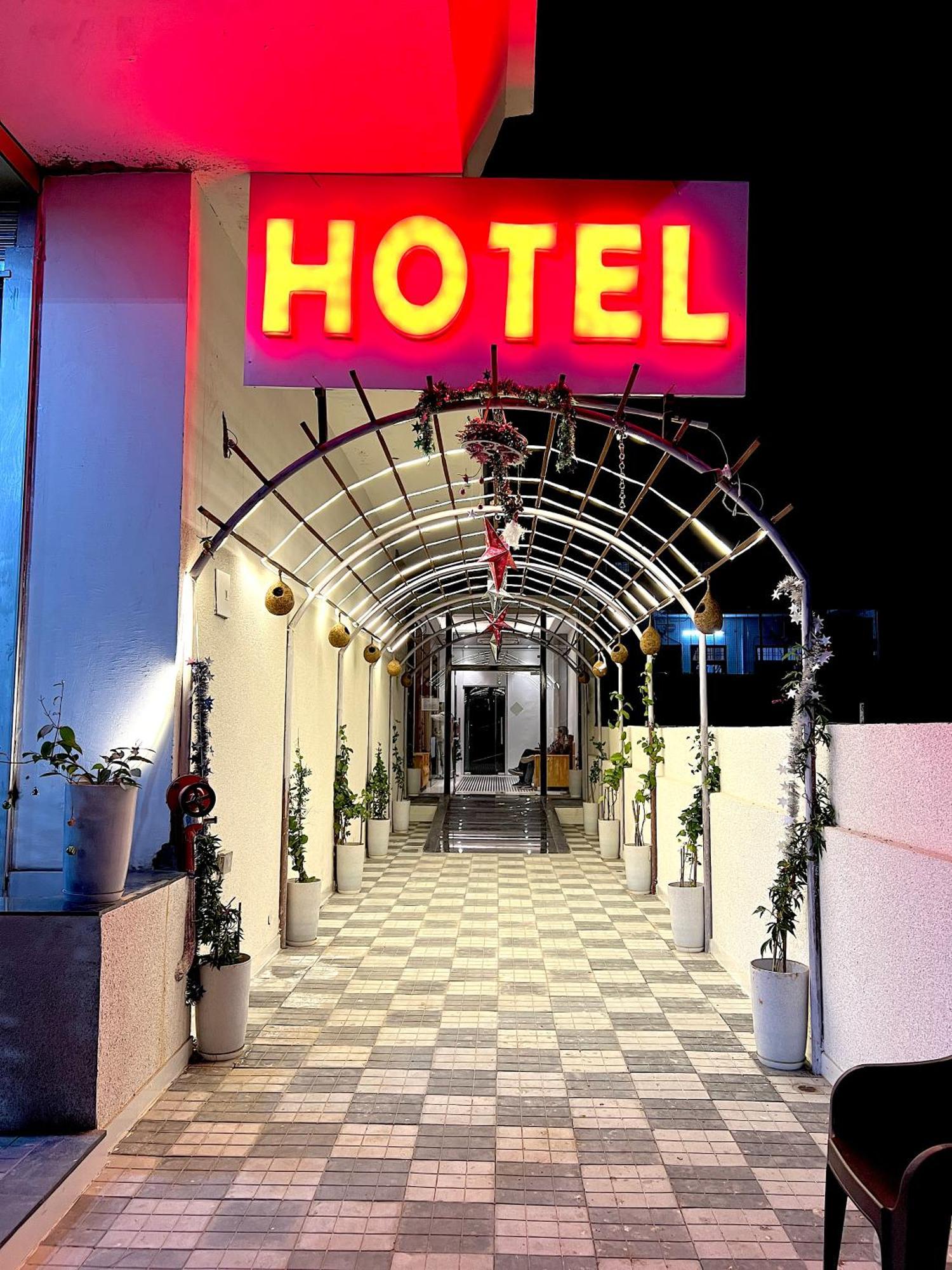 Hotel The Land 3*