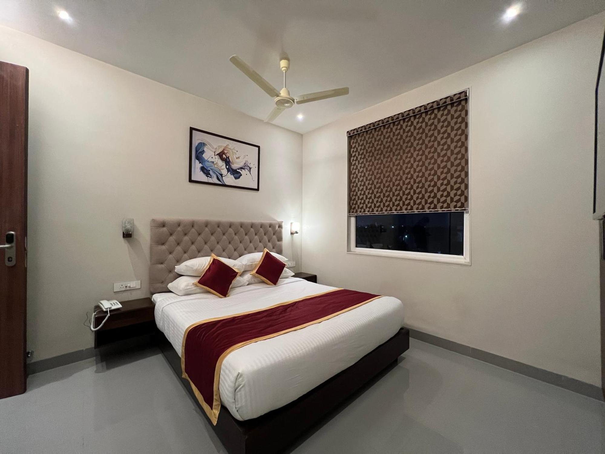 Hotel The Land 3*