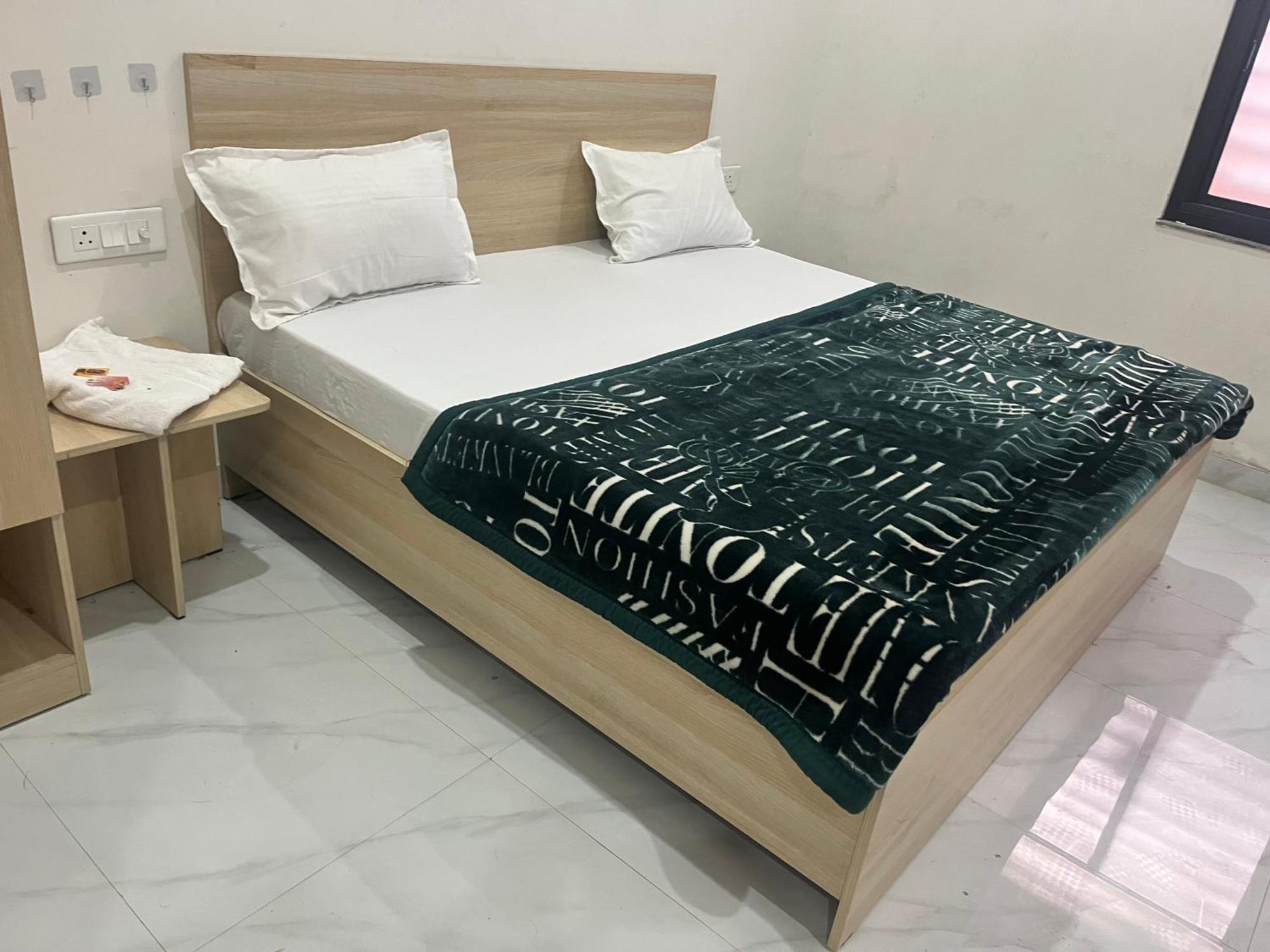 Hotel R G Residency Paying 3*