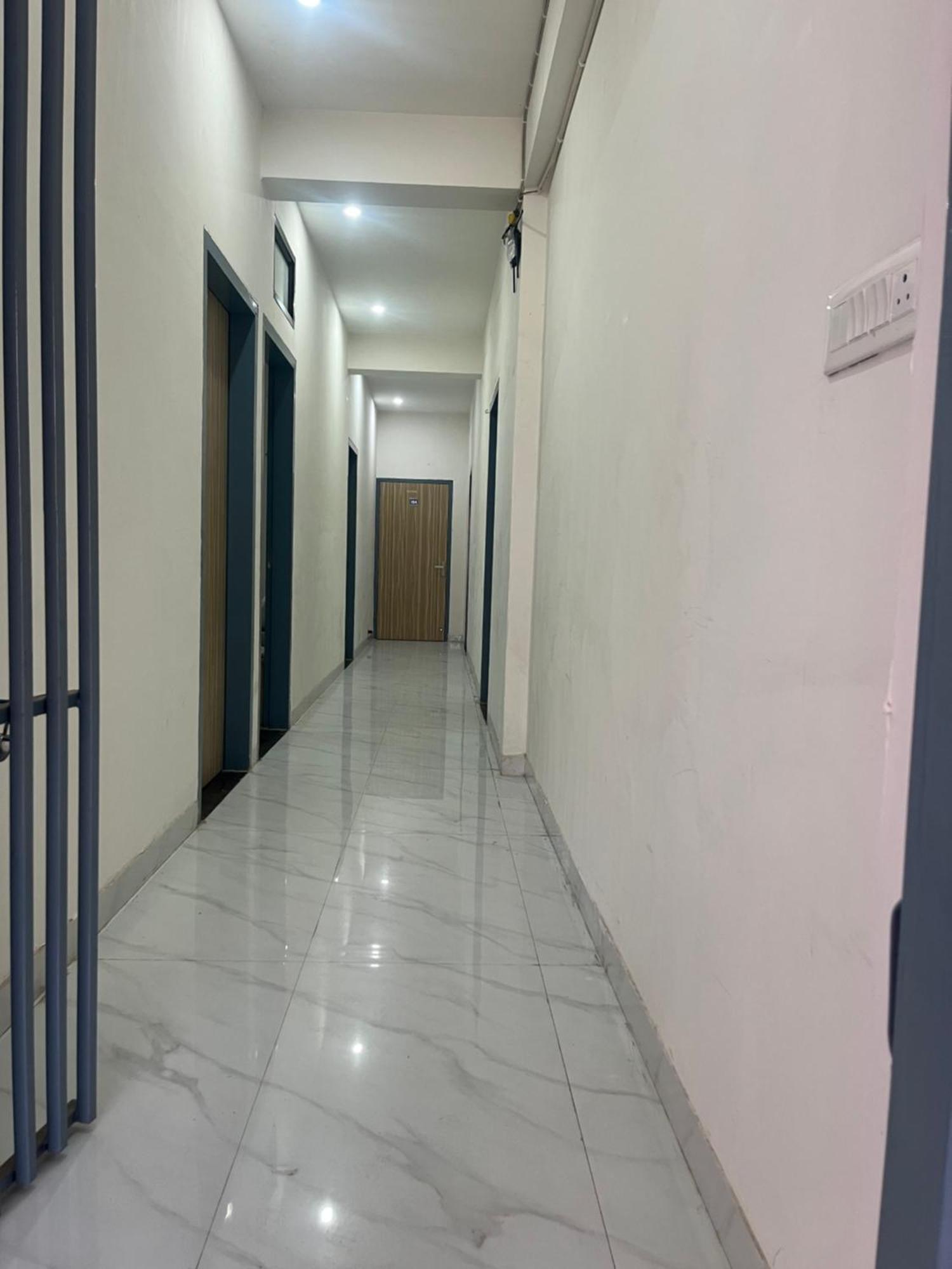 Hotel R G Residency Paying 3*