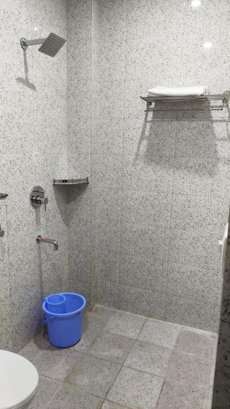 Hotel R G Residency Paying 3*