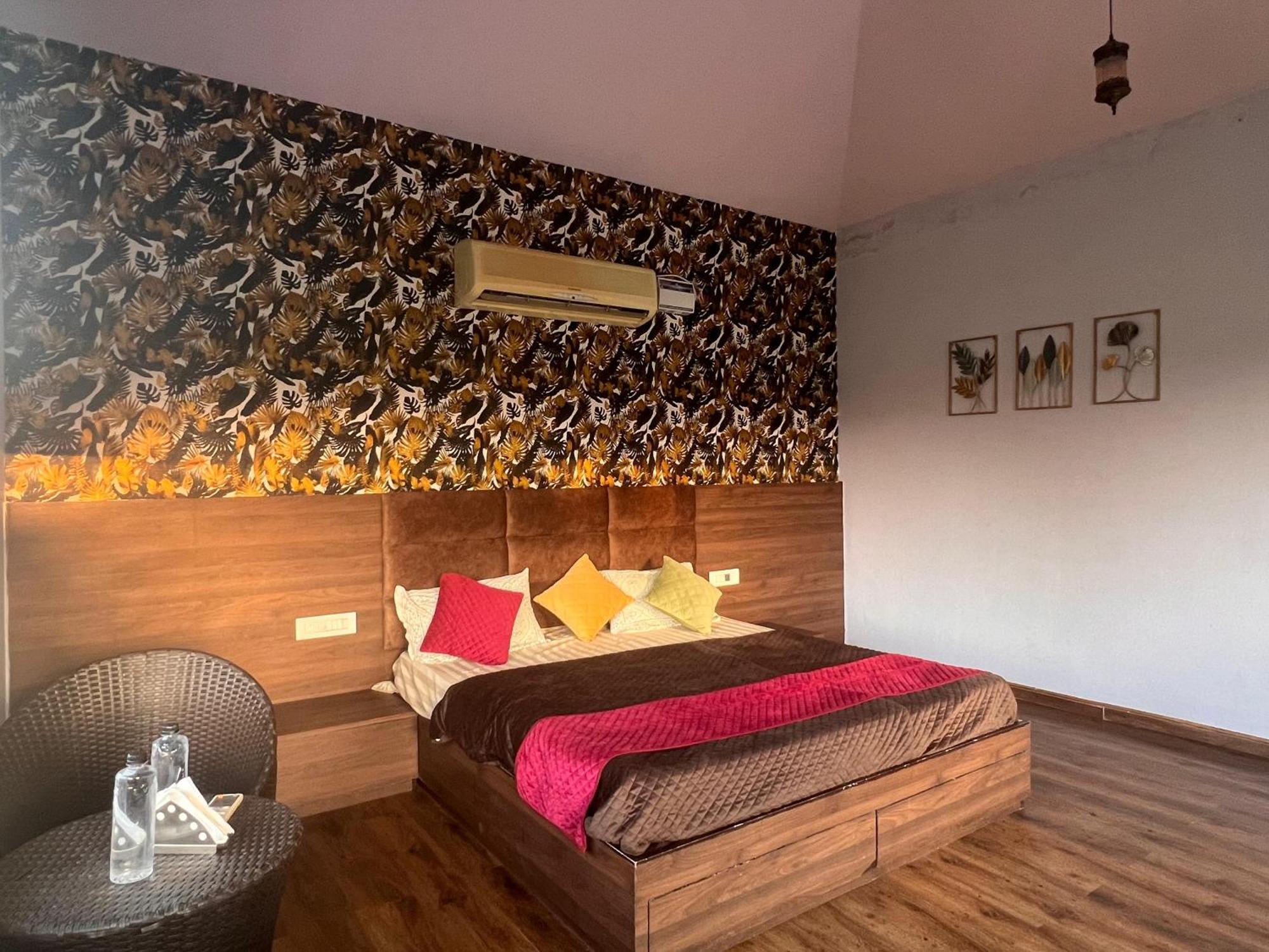 Gazibo Elegant Farm With Swimming Pool * Jaipur