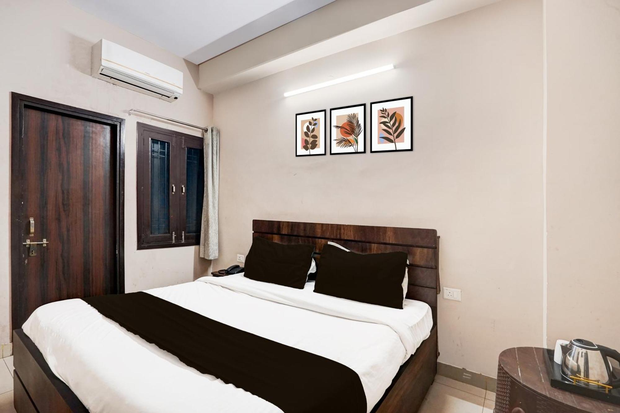 O Sector 17 Road Pratapnagar Hotel