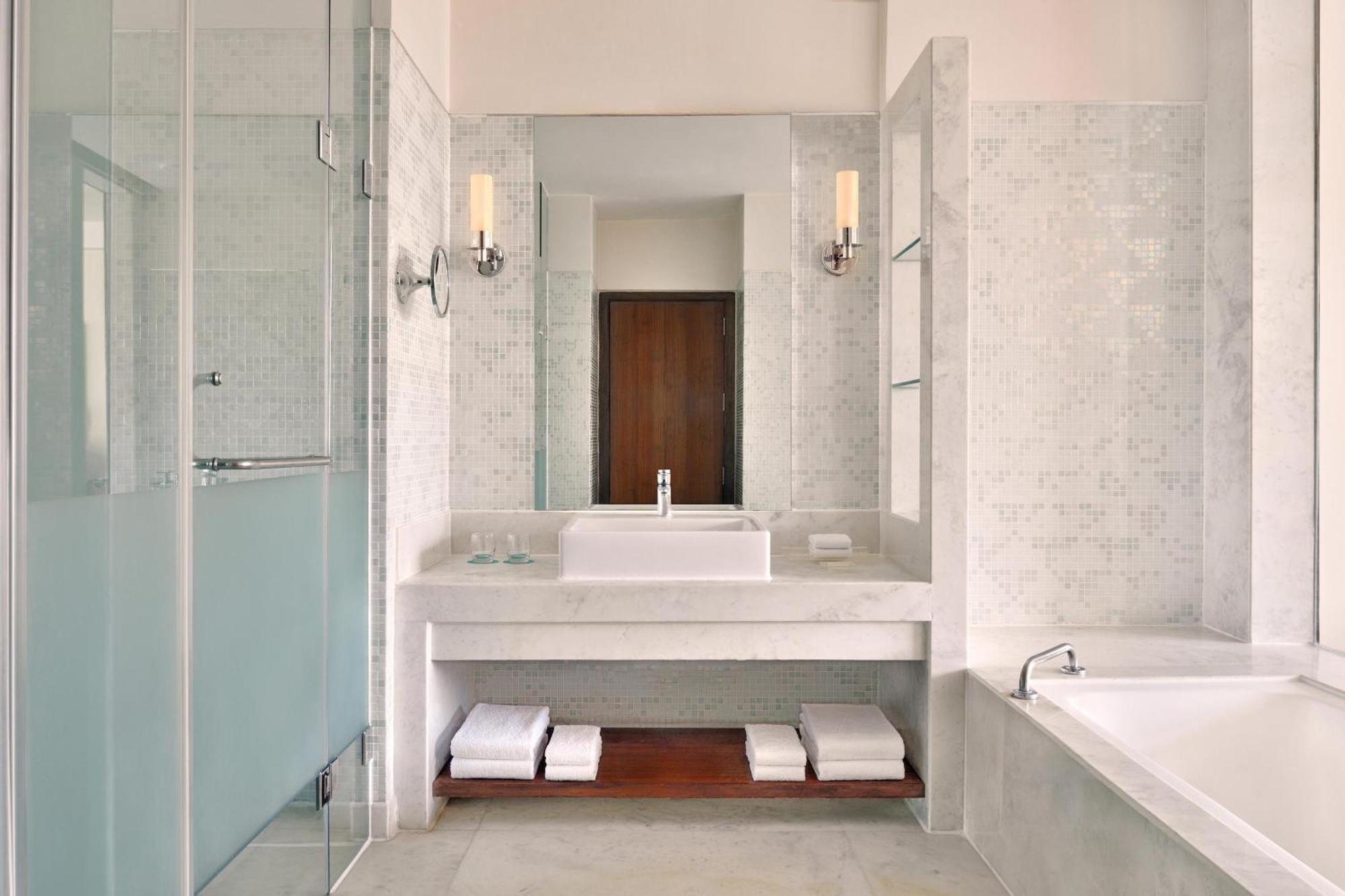Le Meridien & Hotel 5*