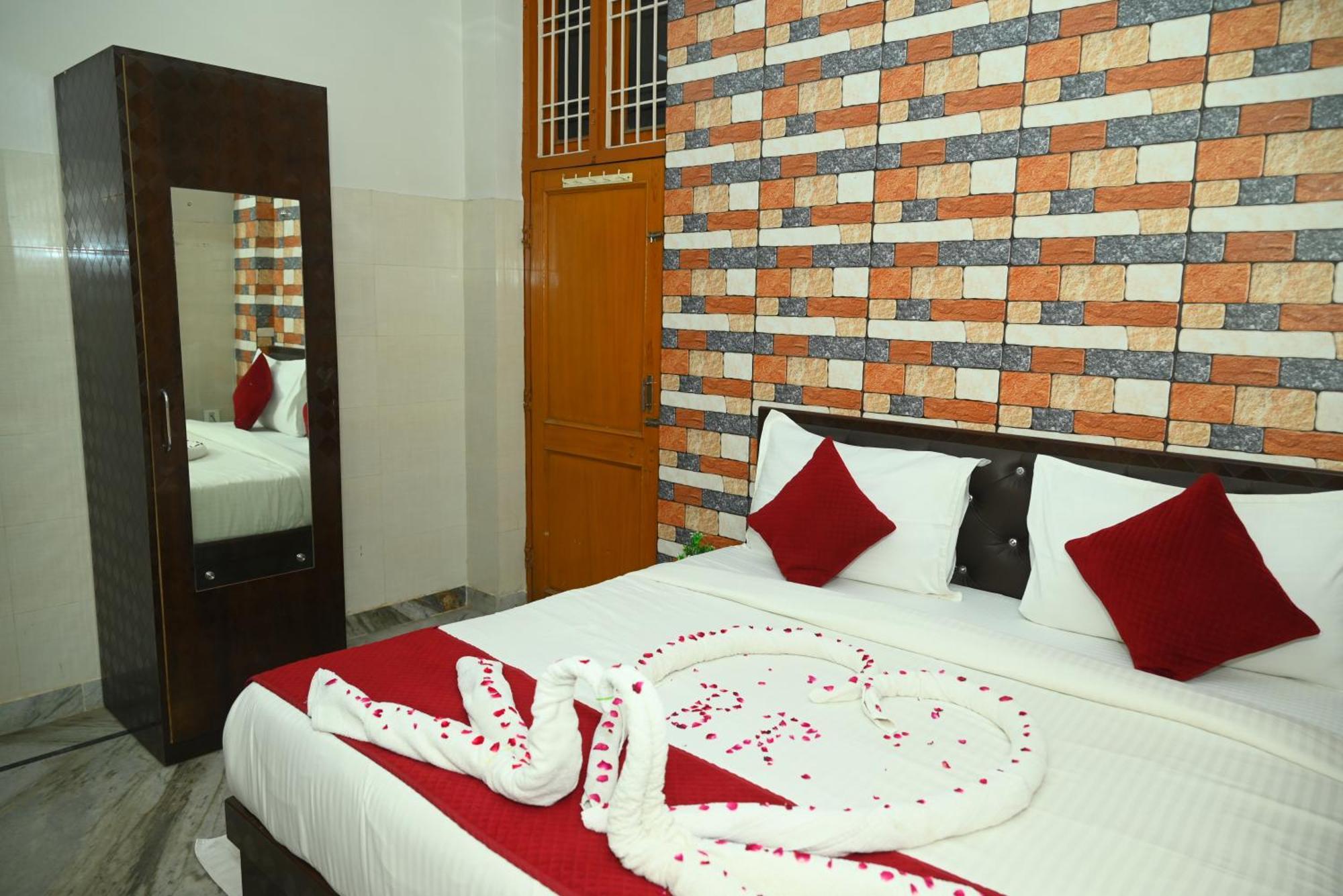 Ravi Br Group Guest house *